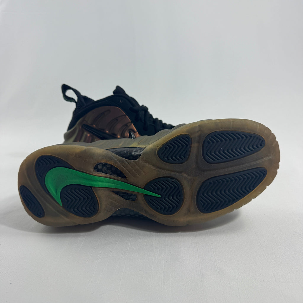 Air Foamposite Pro Gym Green is a striking version of the classic Foamposite Pro, featuring a bold Gym Green molded
