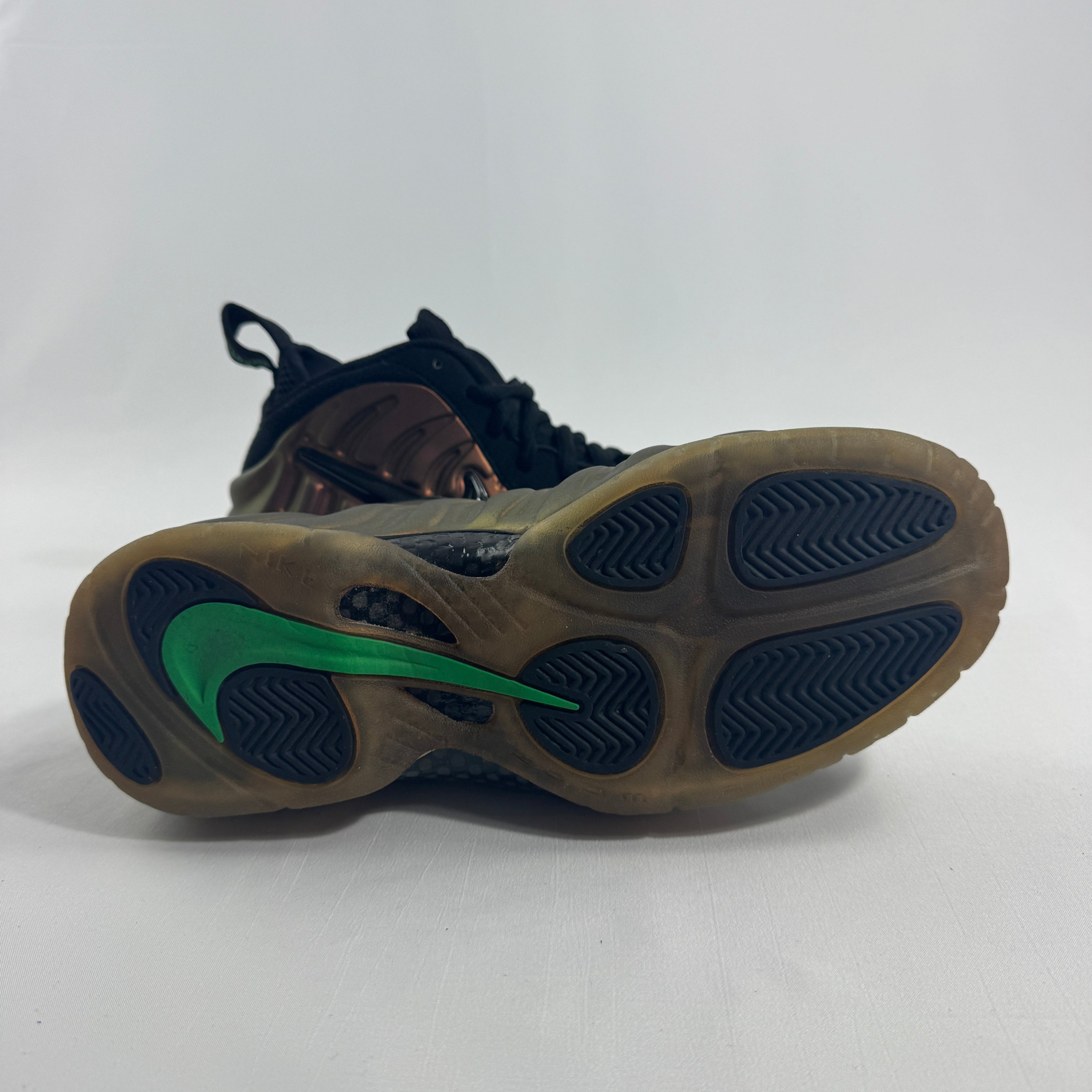 Air Foamposite Pro Gym Green is a striking version of the classic Foamposite Pro, featuring a bold Gym Green molded