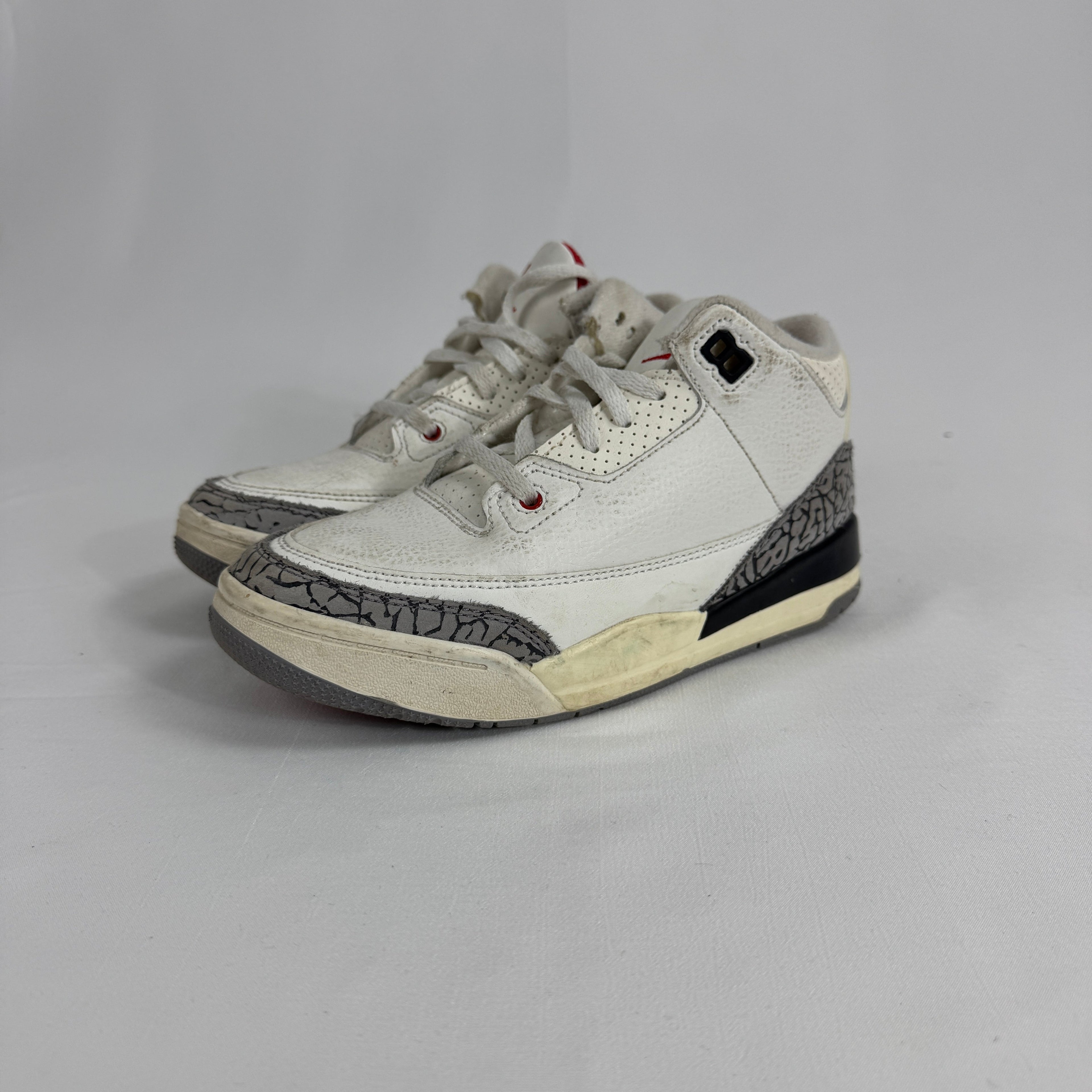 The Air Jordan 3 Toddler White Cement brings one of Jordan Brand’s most iconic designs to little feet. Featuring a clean