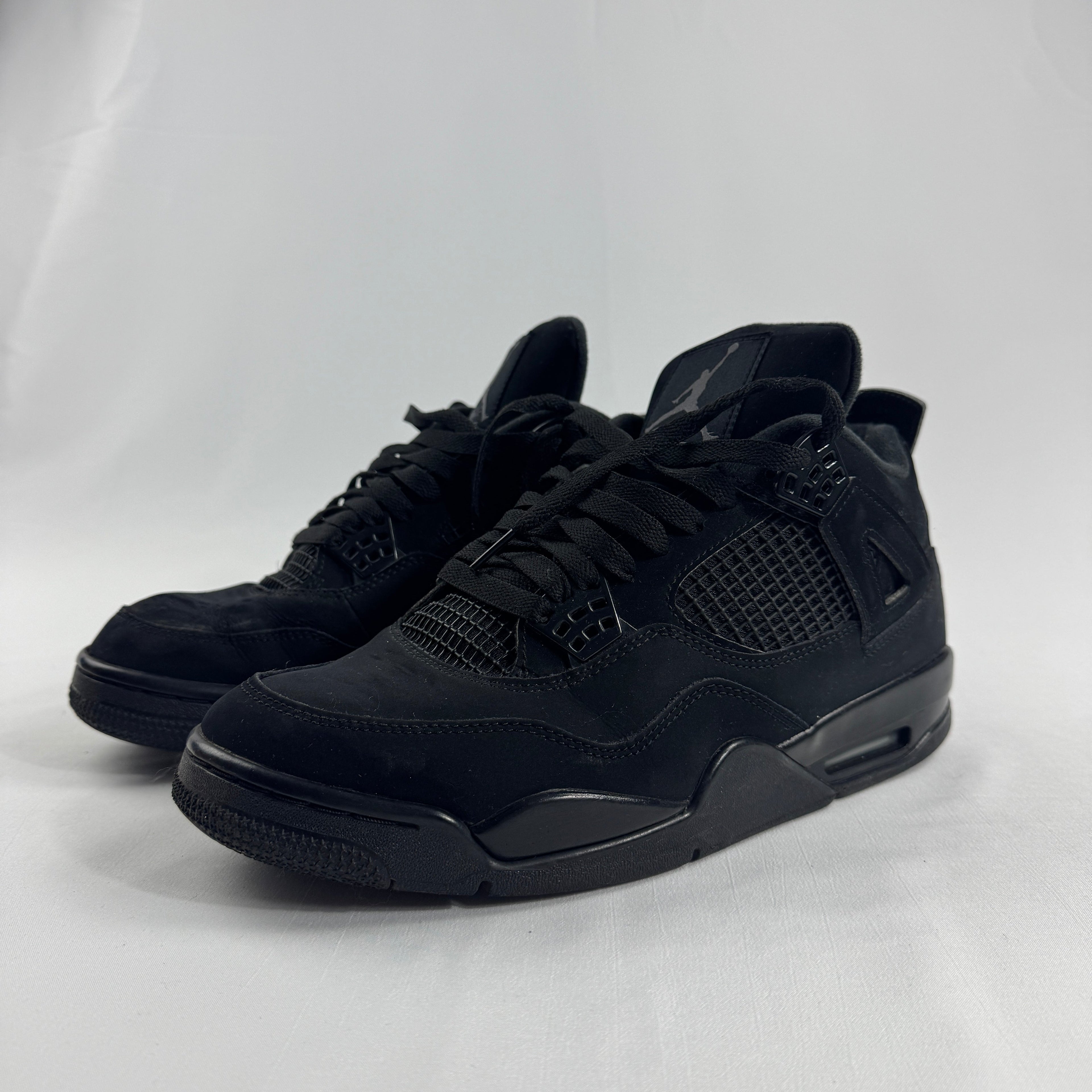 The Air Jordan 4 Retro Graphite features a clean mix of white leather and graphite grey accents, creating a versatile and