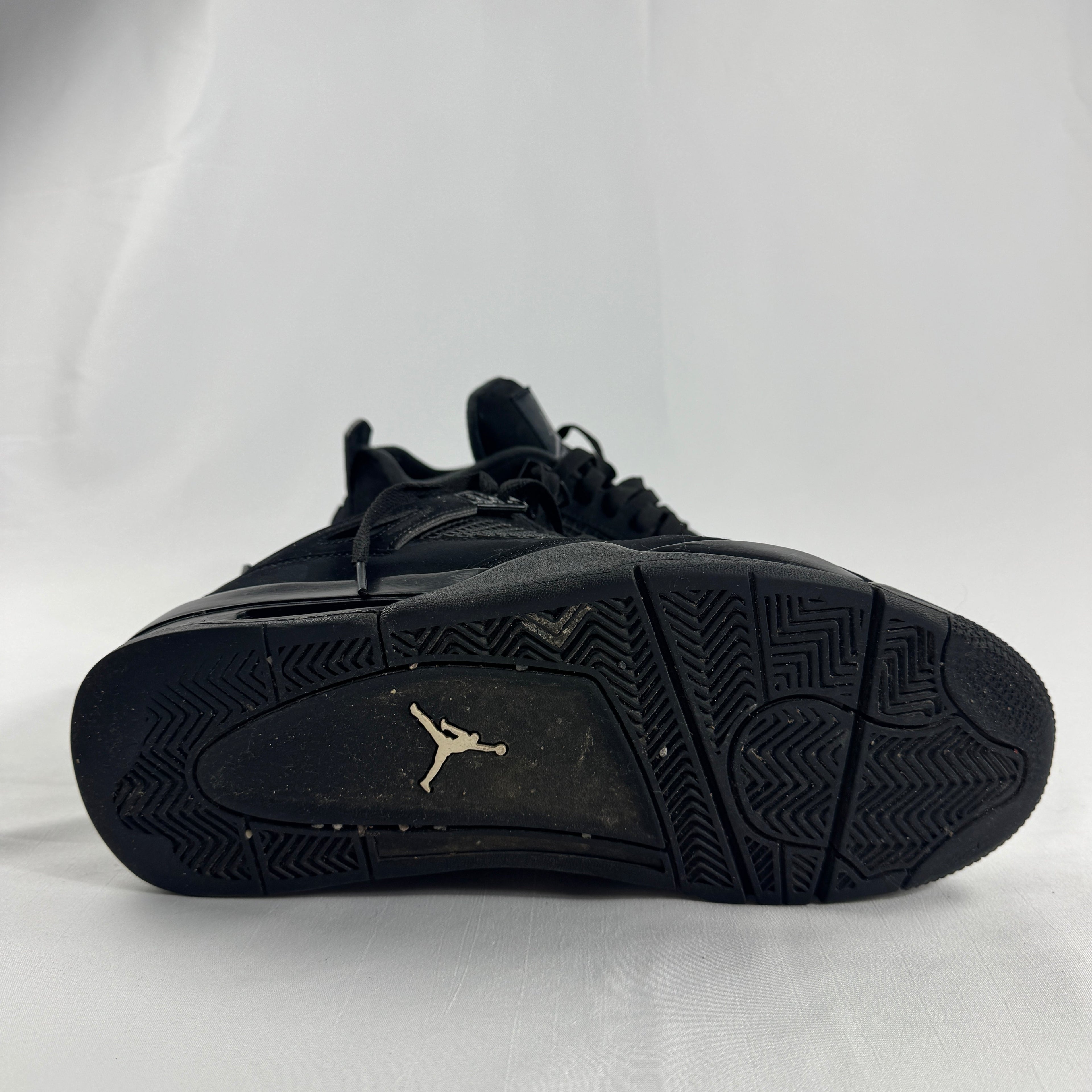 The Air Jordan 4 Retro Graphite features a clean mix of white leather and graphite grey accents, creating a versatile and