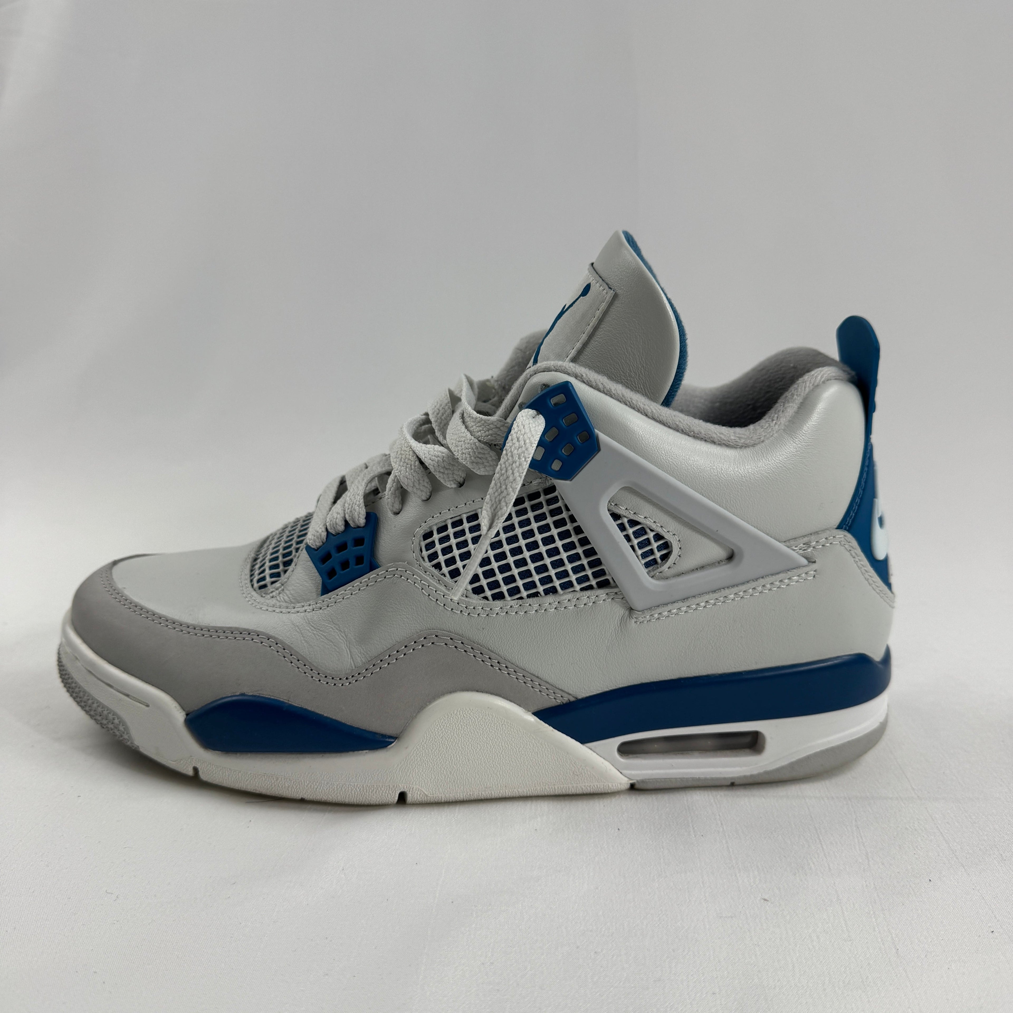 Air Jordan 4 Retro “Off-White Military Blue” is a special collaboration-inspired version of the classic Jordan 4 featuring a