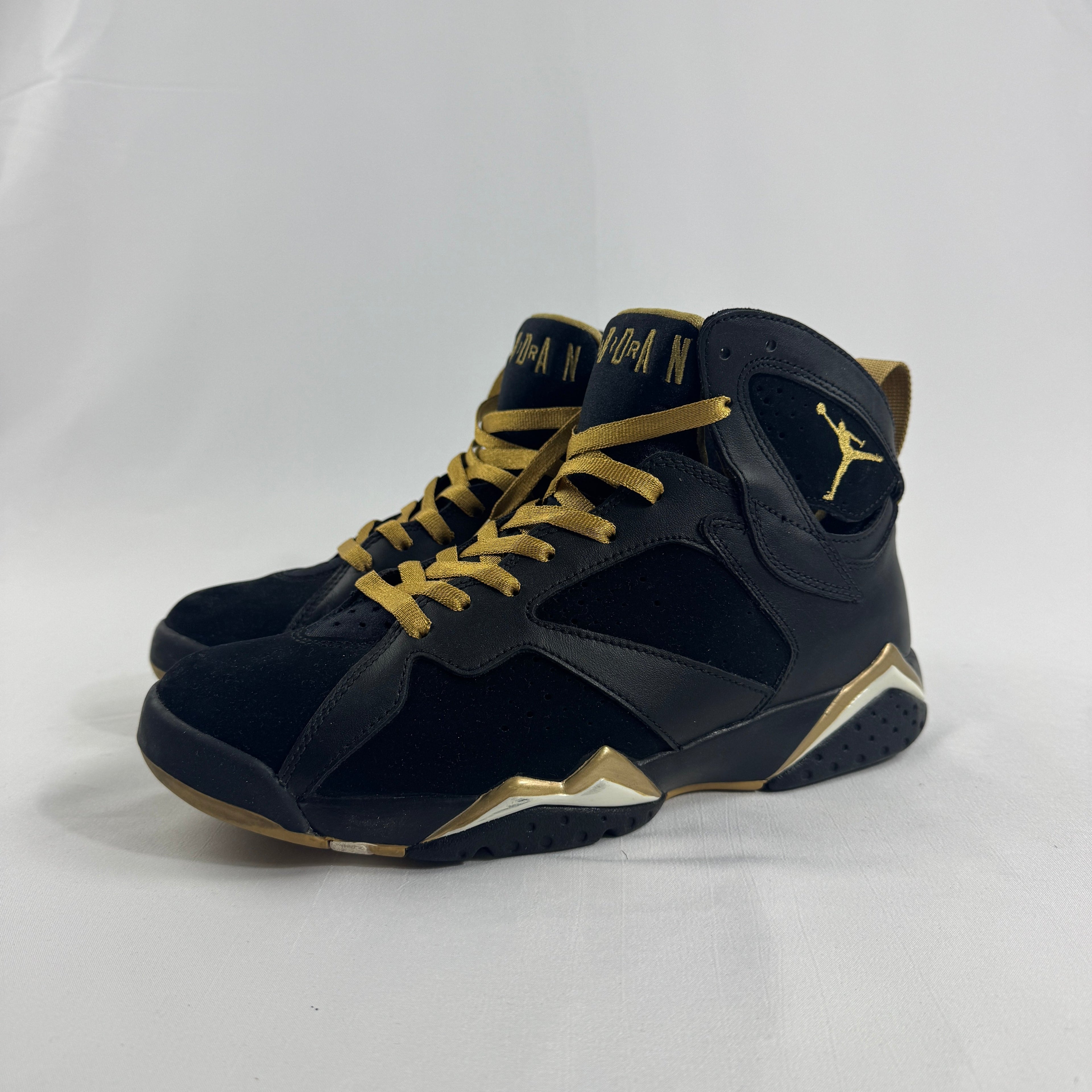 Air Jordan Golden Moments Pack is a special-edition sneaker collection released to celebrate Michael Jordan’s championship