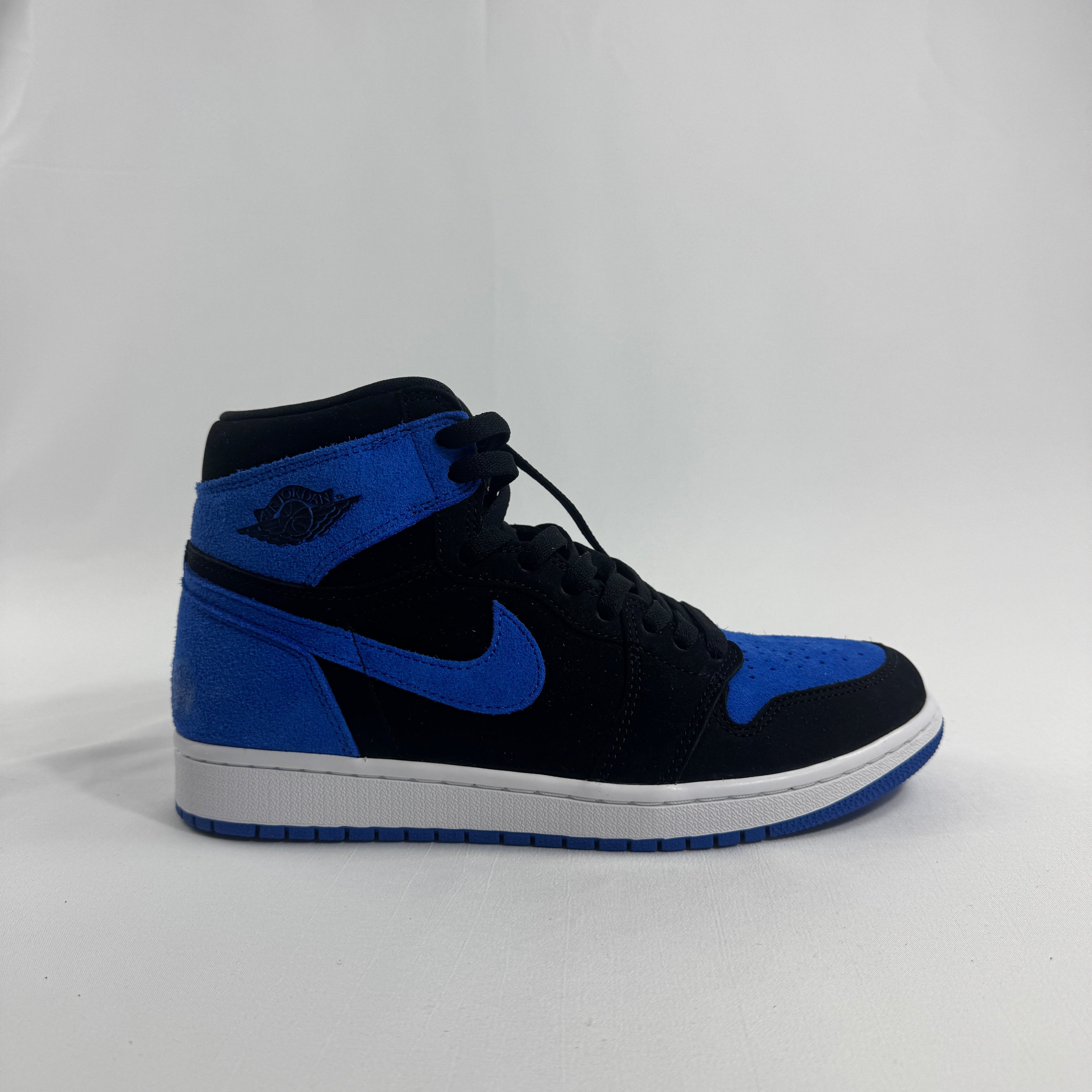 Air Jordan 1 Retro High OG “Royal Blue” is a classic take on the legendary Air Jordan 1 silhouette, featuring a striking