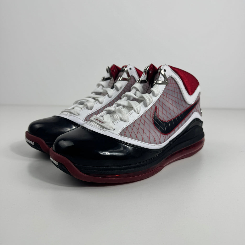 Air Max LeBron VII is a performance basketball sneaker that combines a premium upper with full-length Air Max cushioning for