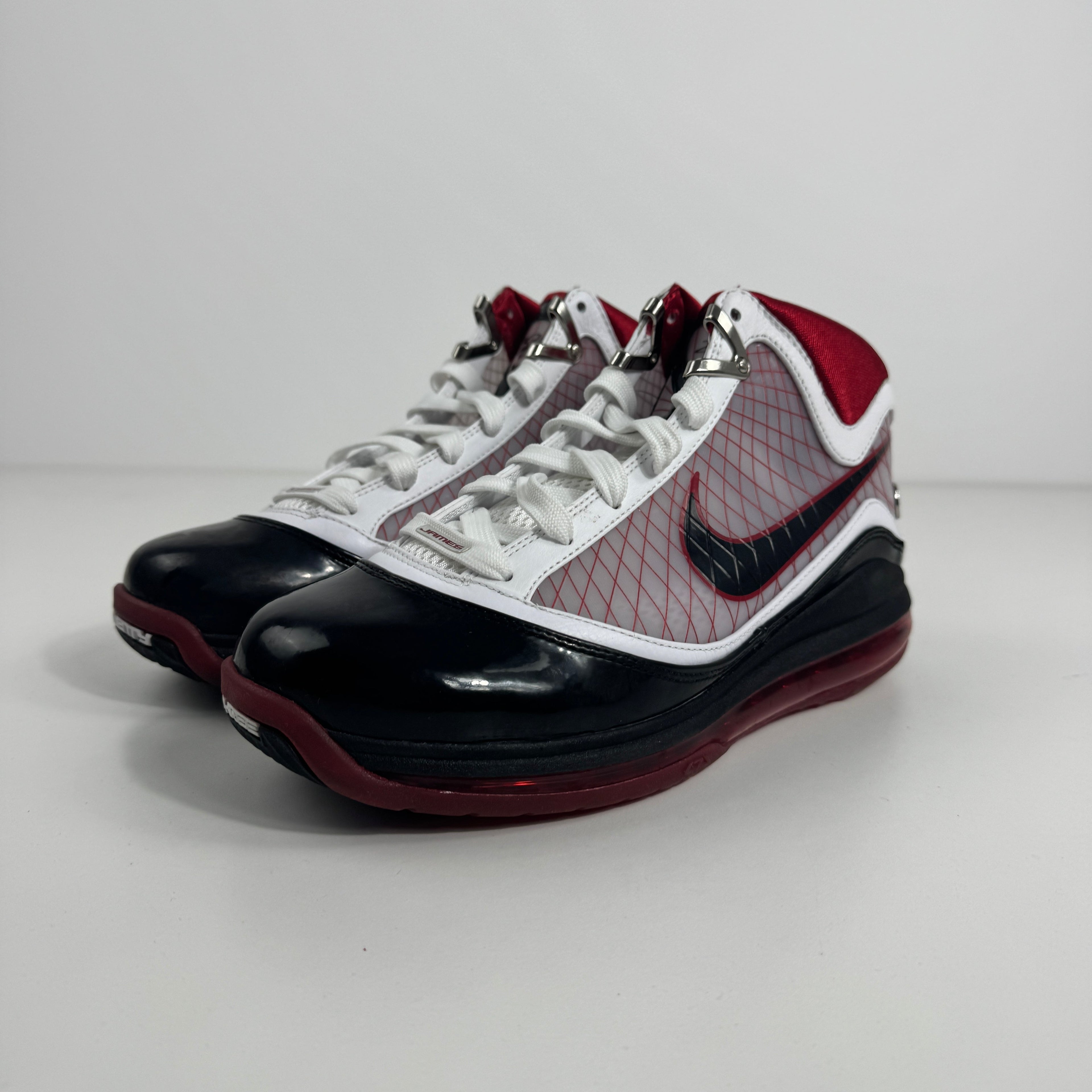 Air Max LeBron VII is a performance basketball sneaker that combines a premium upper with full-length Air Max cushioning for