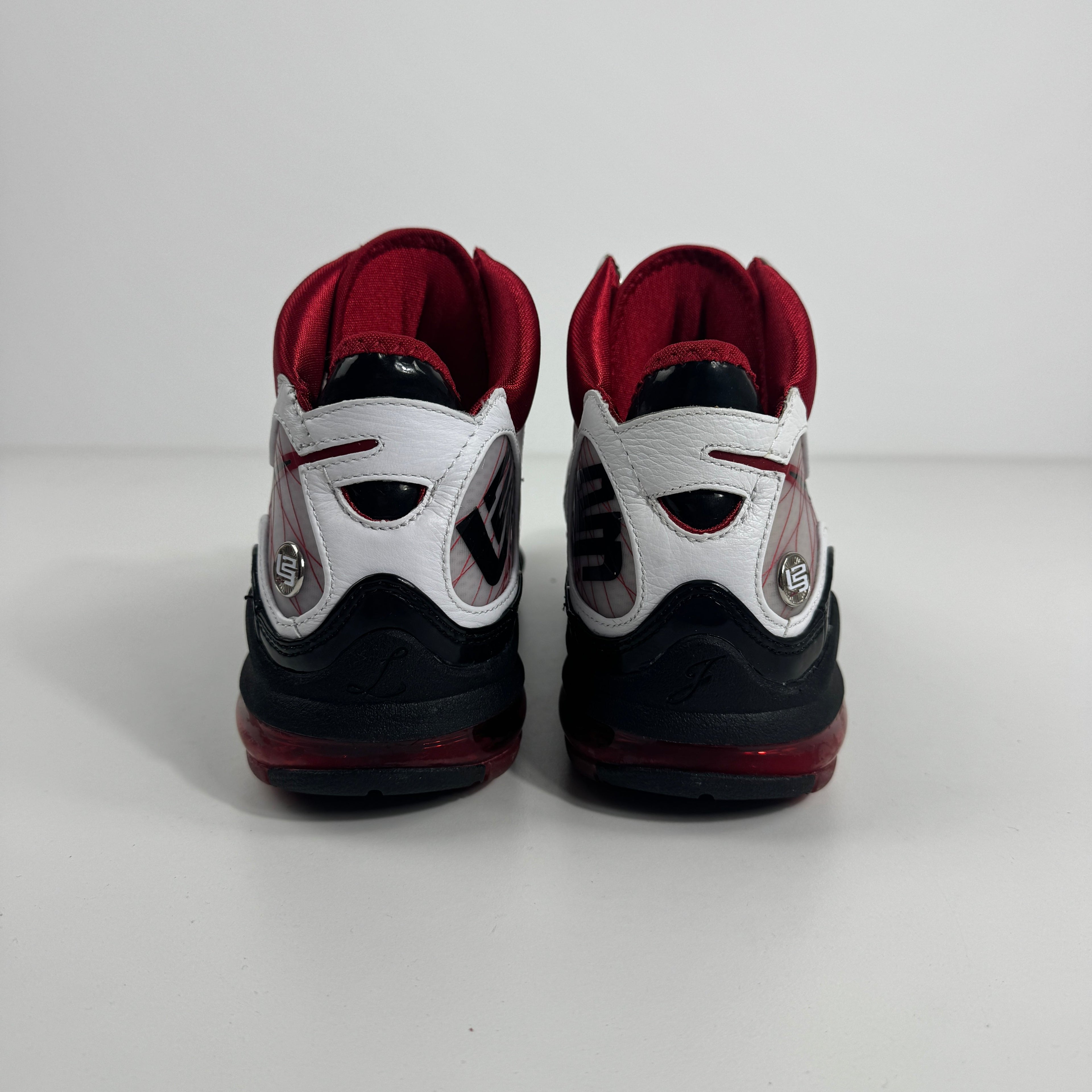 Air Max LeBron VII is a performance basketball sneaker that combines a premium upper with full-length Air Max cushioning for