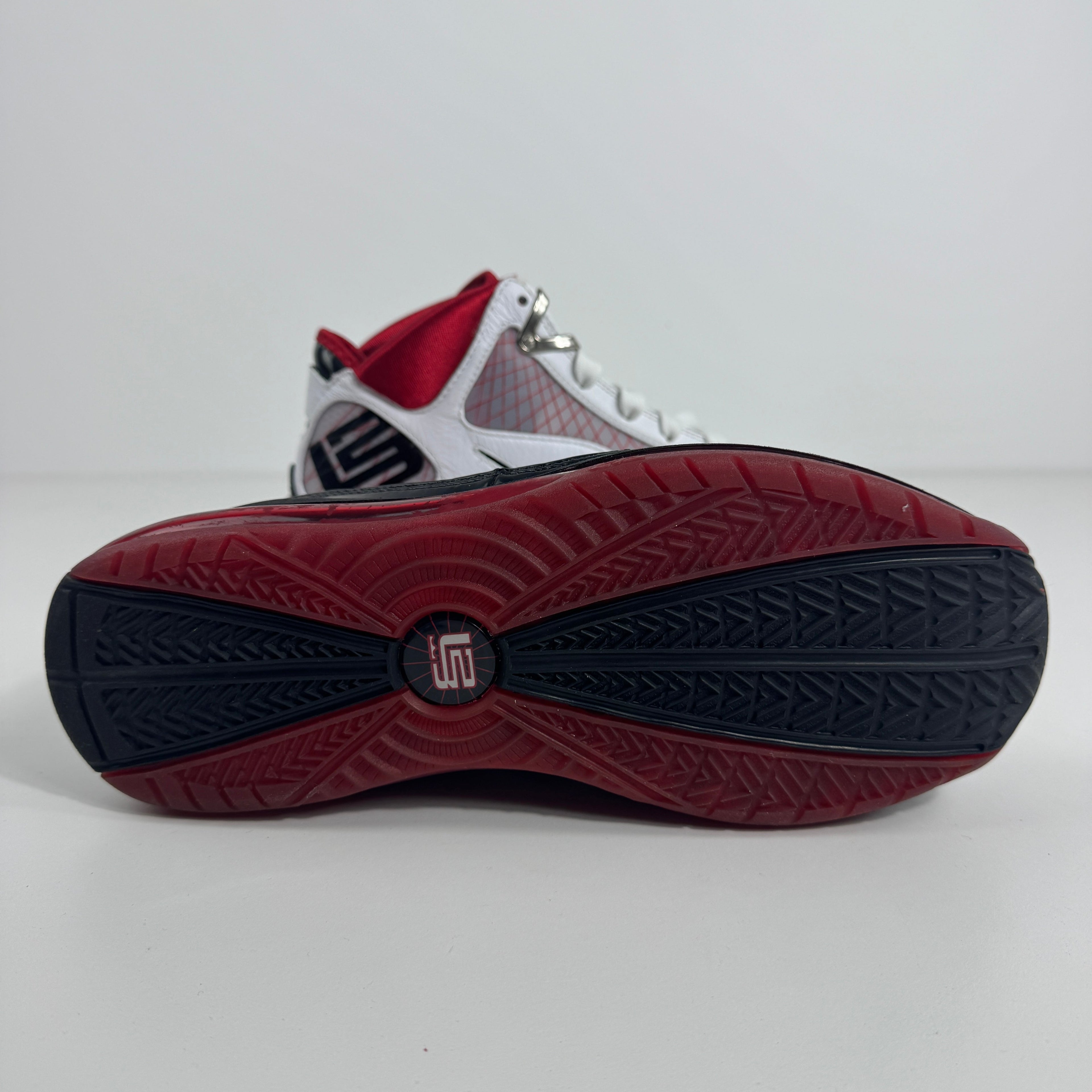 Air Max LeBron VII is a performance basketball sneaker that combines a premium upper with full-length Air Max cushioning for