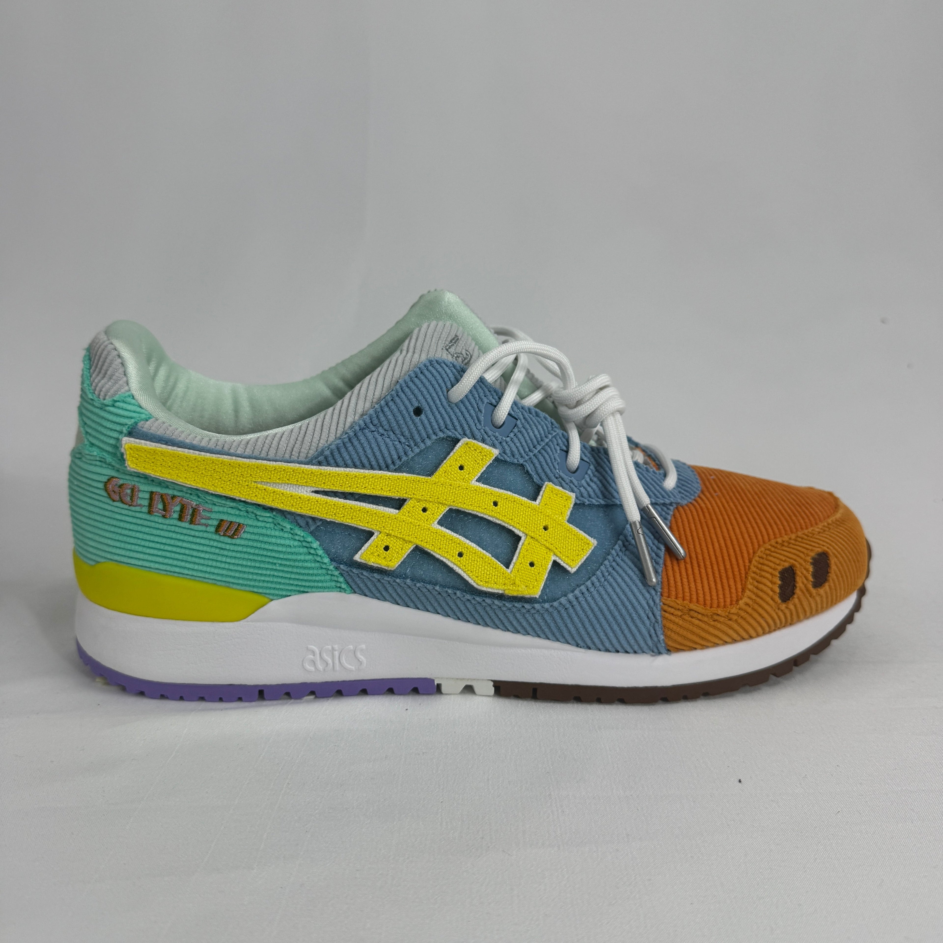The ASICS x Sean Wotherspoon x atmos GEL-Lyte III OG is a vibrant collaboration that reimagines the classic running