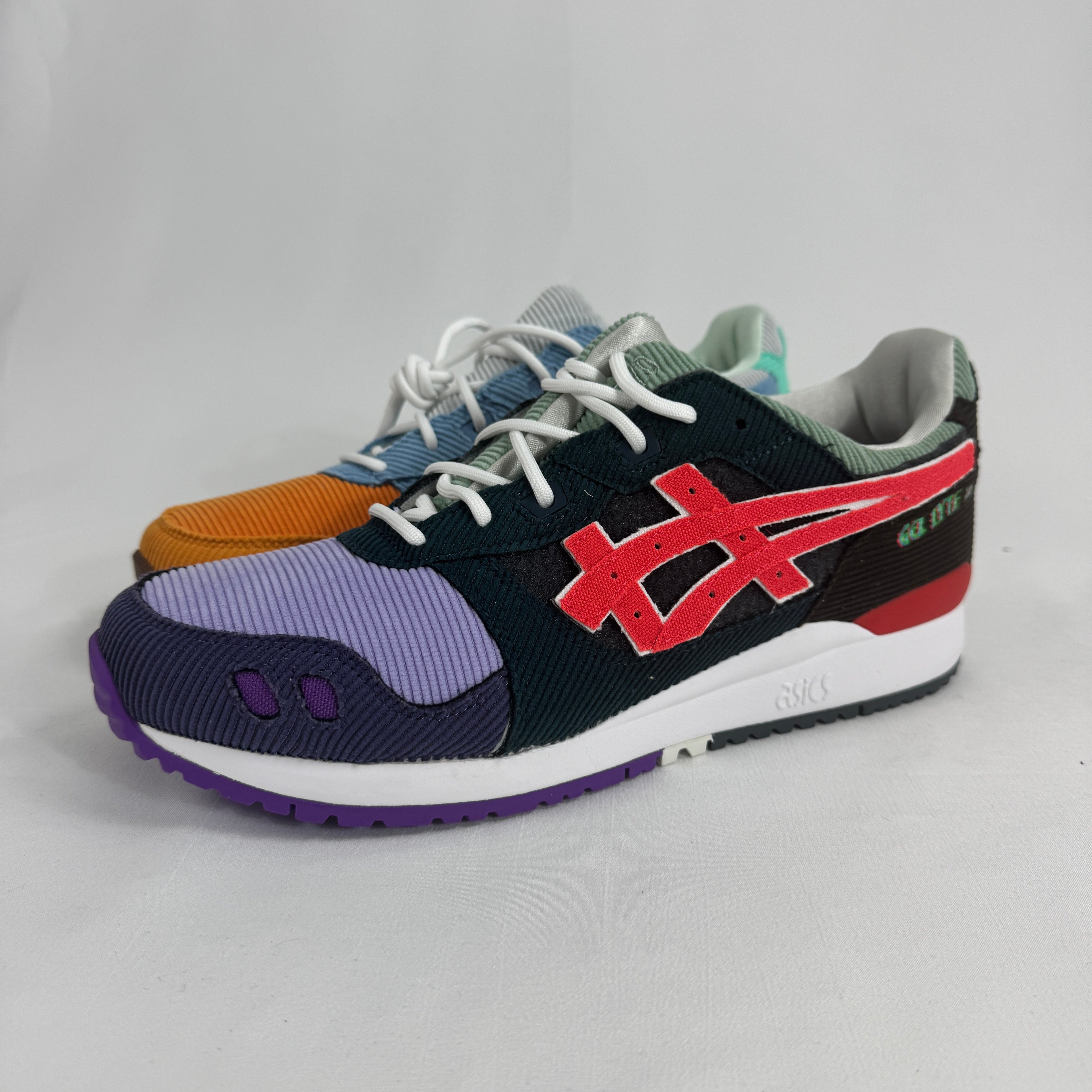 The ASICS x Sean Wotherspoon x atmos GEL-Lyte III OG is a vibrant collaboration that reimagines the classic running