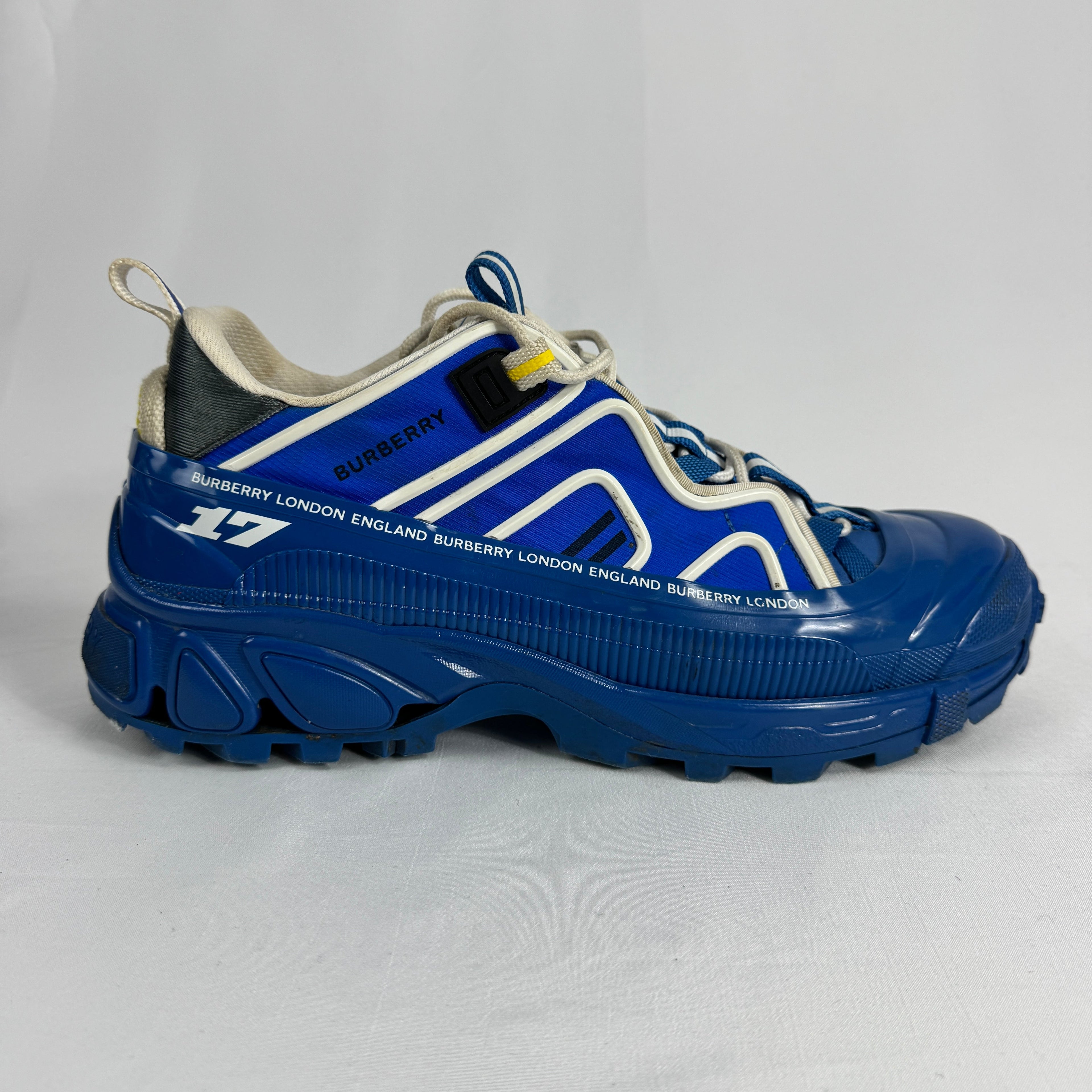 The Burberry Low Top Blue Arthur is a luxury sneaker featuring a low-profile silhouette, premium materials, and Burberry’s