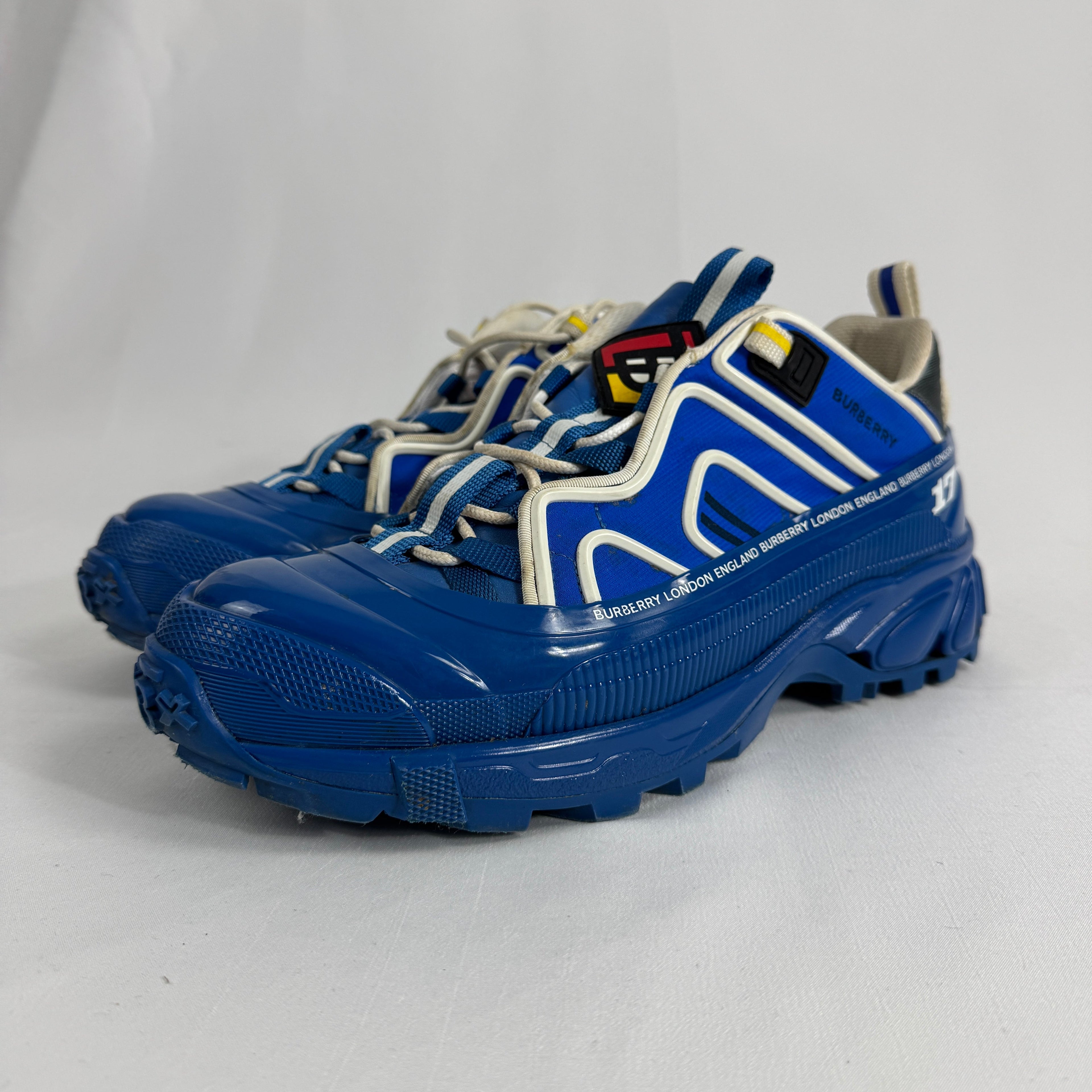 The Burberry Low Top Blue Arthur is a luxury sneaker featuring a low-profile silhouette, premium materials, and Burberry’s