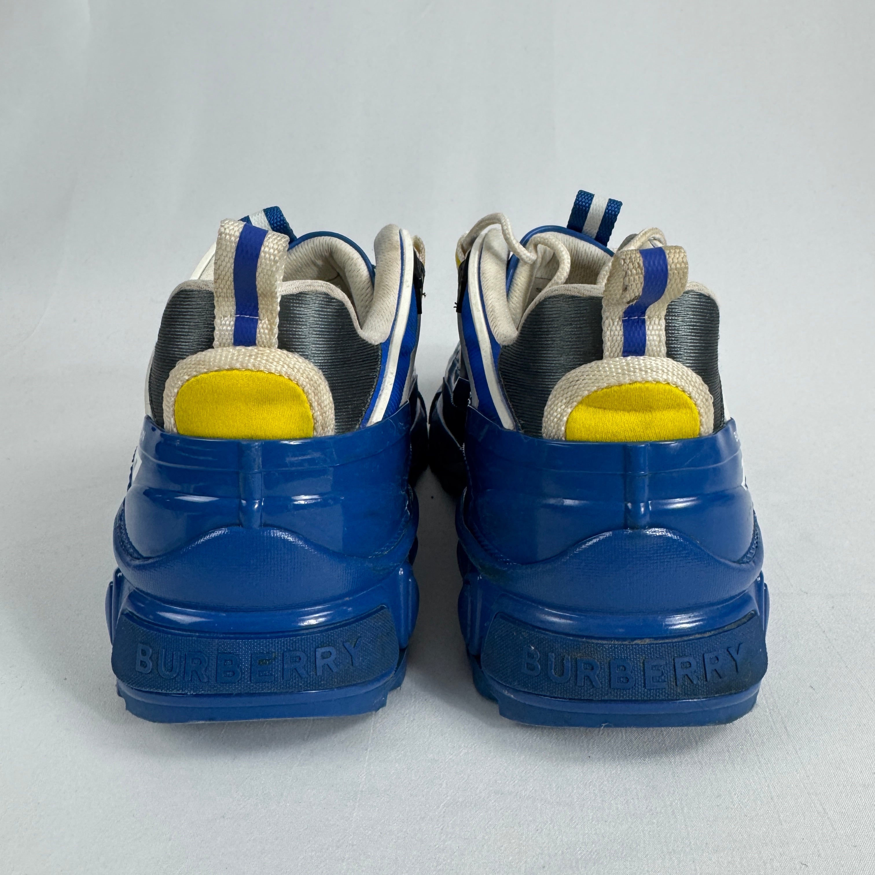 The Burberry Low Top Blue Arthur is a luxury sneaker featuring a low-profile silhouette, premium materials, and Burberry’s
