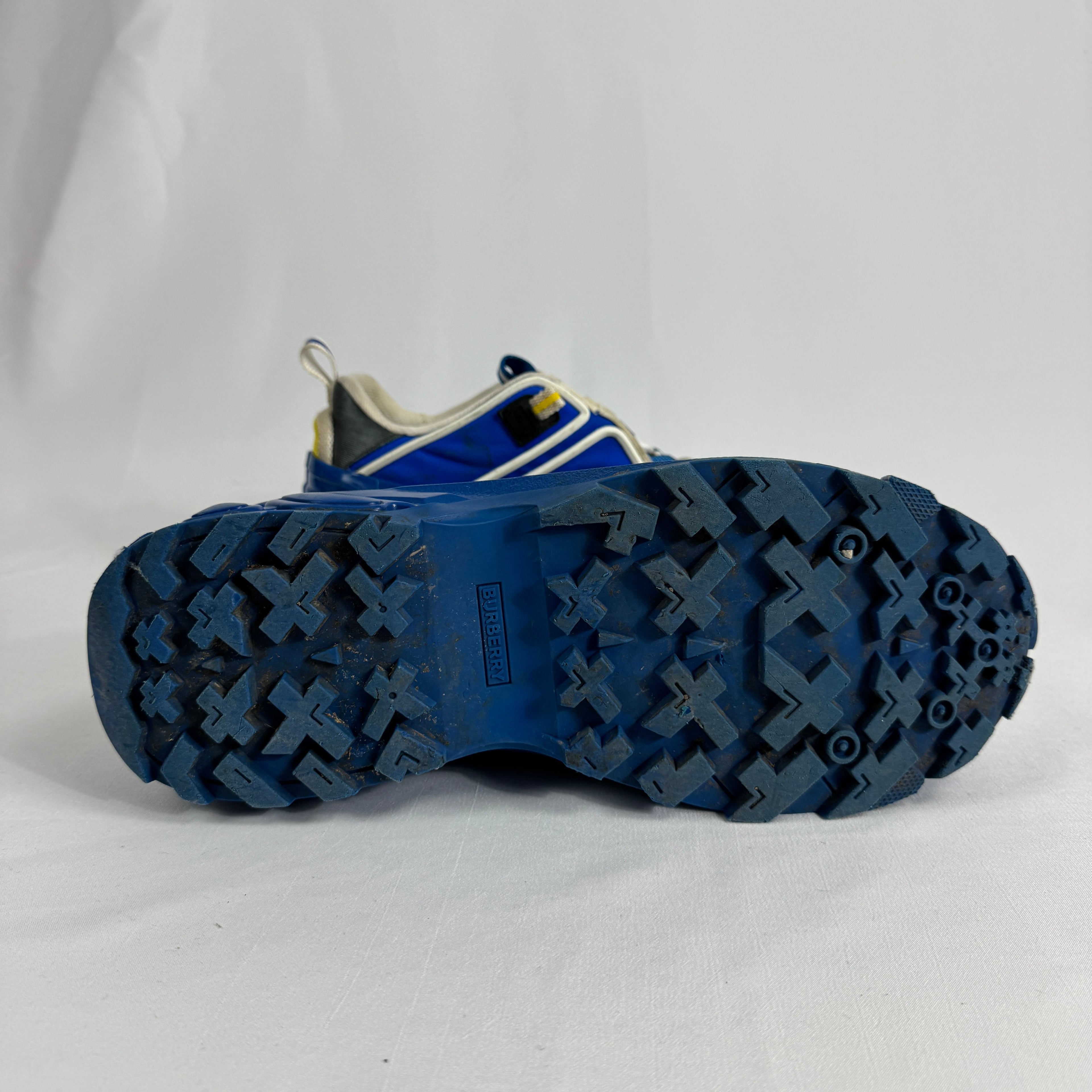 The Burberry Low Top Blue Arthur is a luxury sneaker featuring a low-profile silhouette, premium materials, and Burberry’s