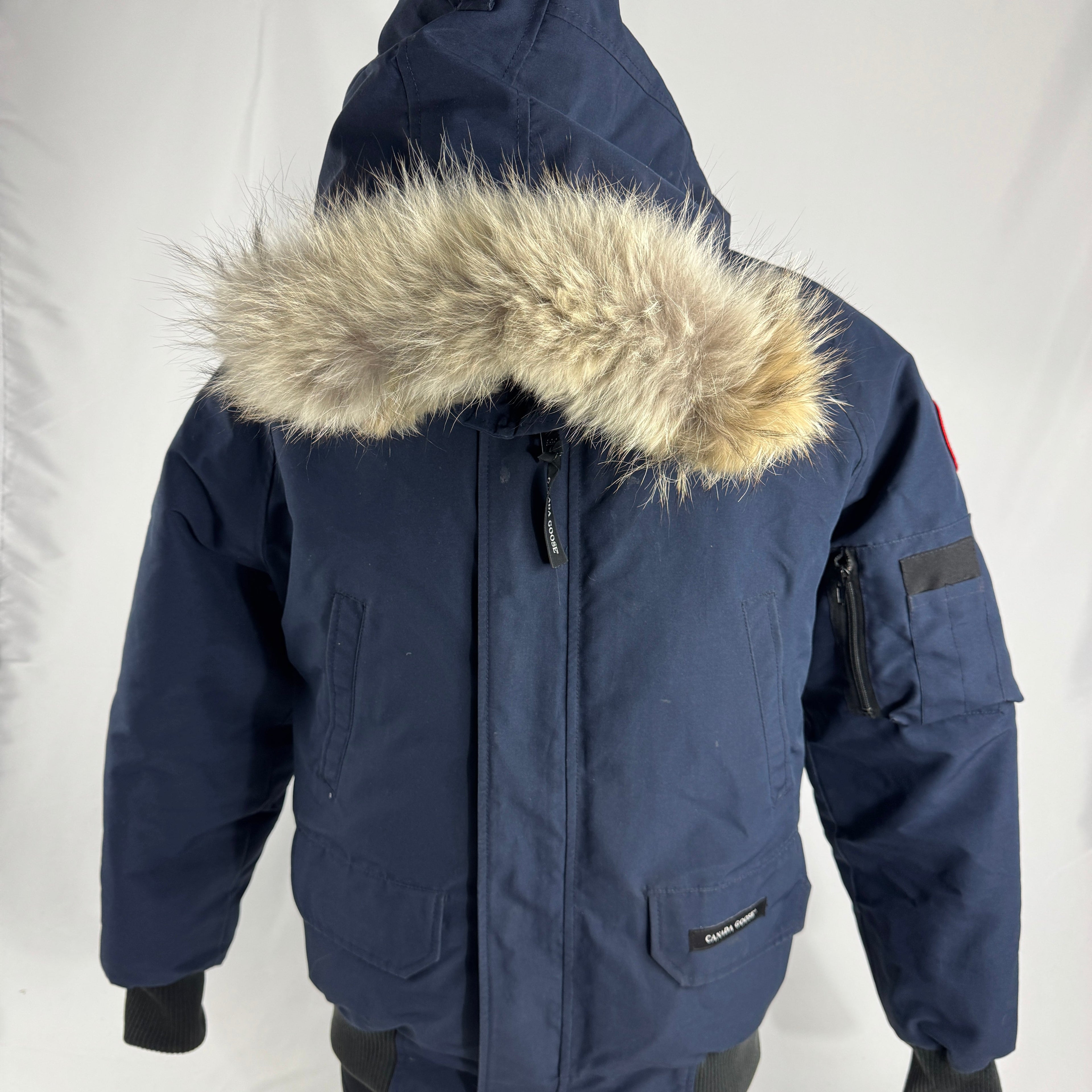 The Canada Goose Chilliwack Bomber Jacket is a durable down-filled jacket originally designed for bush pilots in cold