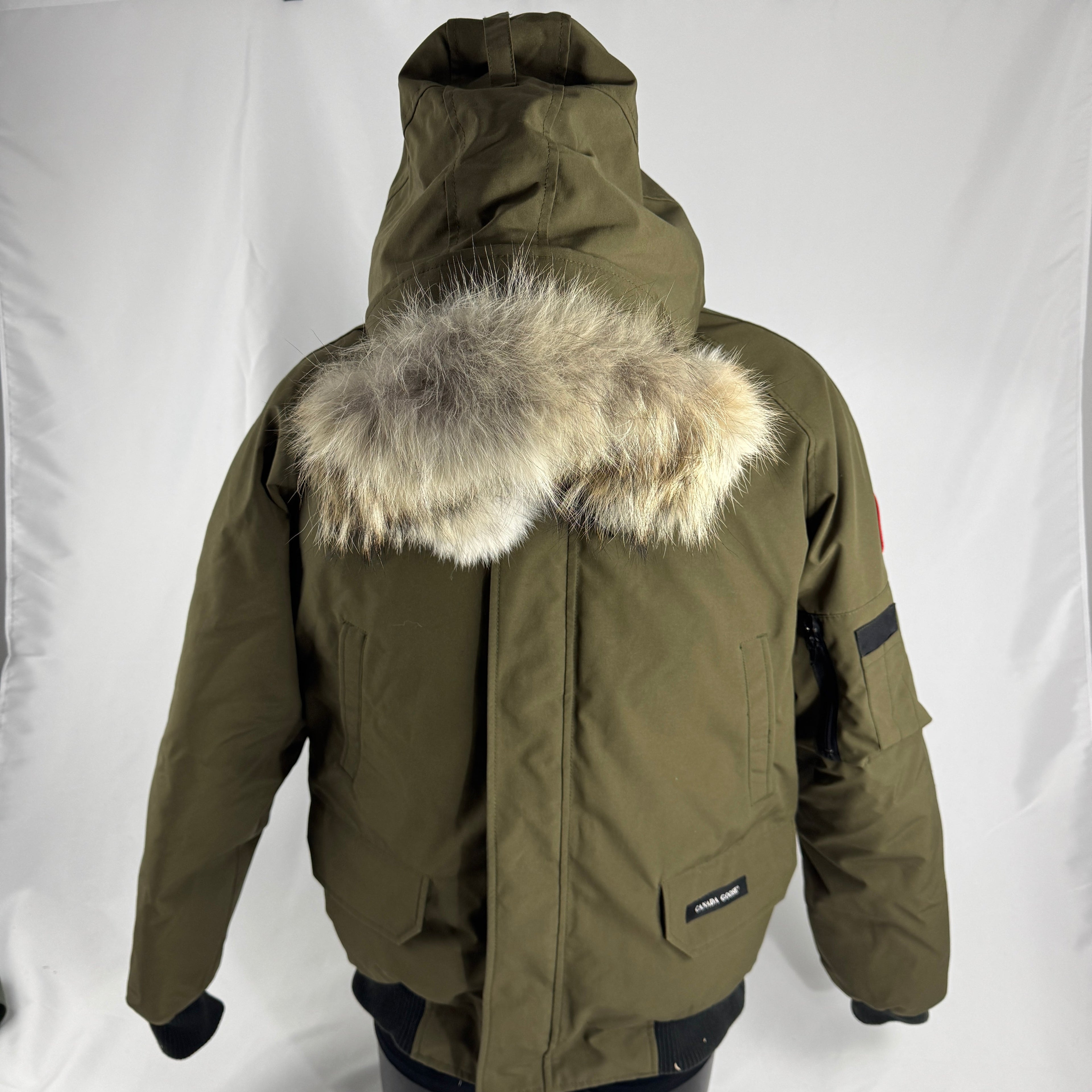The Canada Goose Chilliwack Bomber Jacket is a durable down-filled jacket originally designed for bush pilots in cold