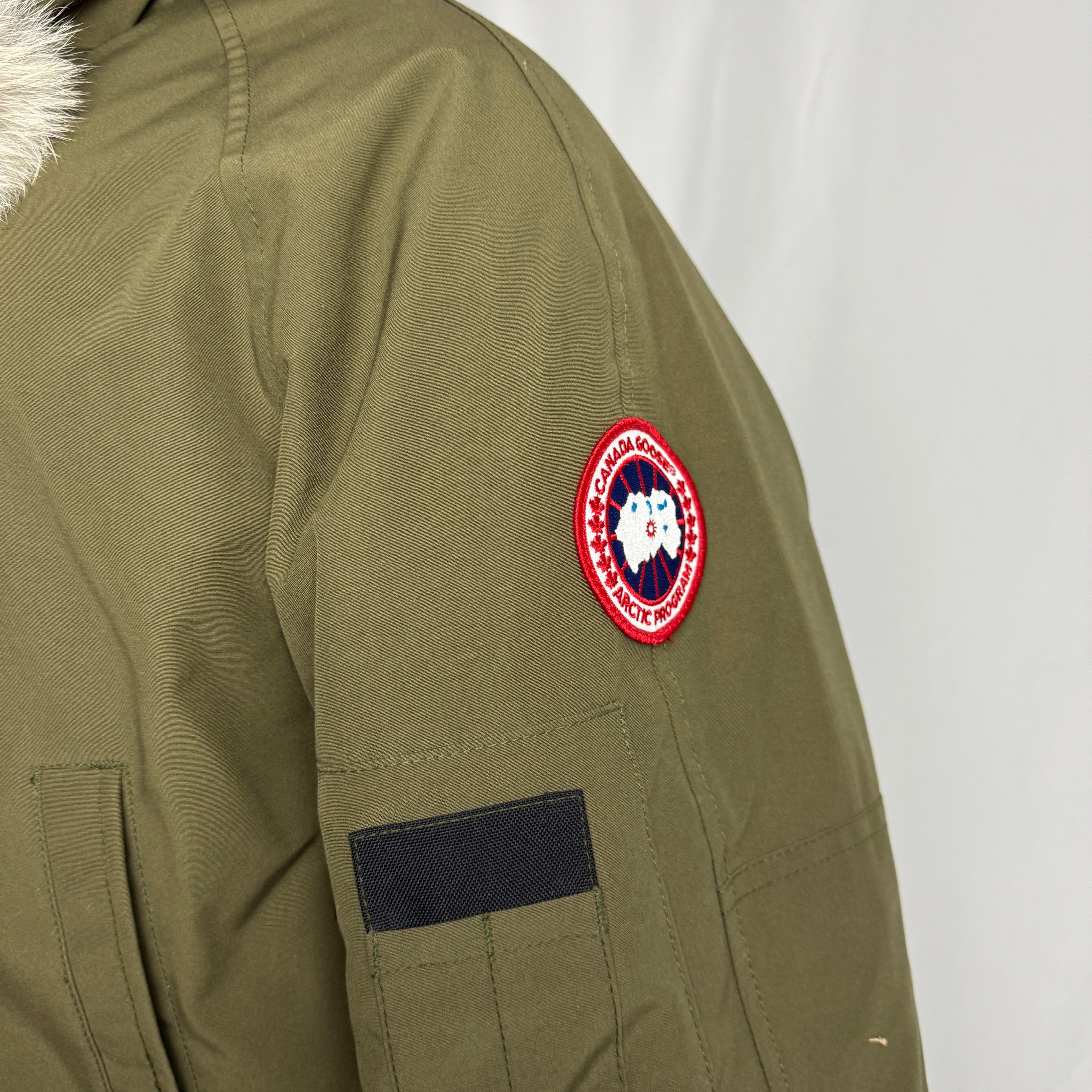 The Canada Goose Chilliwack Bomber Jacket is a durable down-filled jacket originally designed for bush pilots in cold