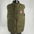 The Canada Goose Freestyle Down Gilet is a classic insulated vest designed for layering in colder conditions. It uses down