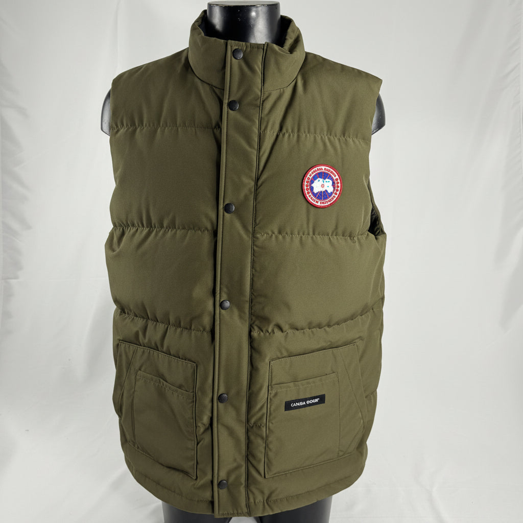The Canada Goose Freestyle Down Gilet is a classic insulated vest designed for layering in colder conditions. It uses down
