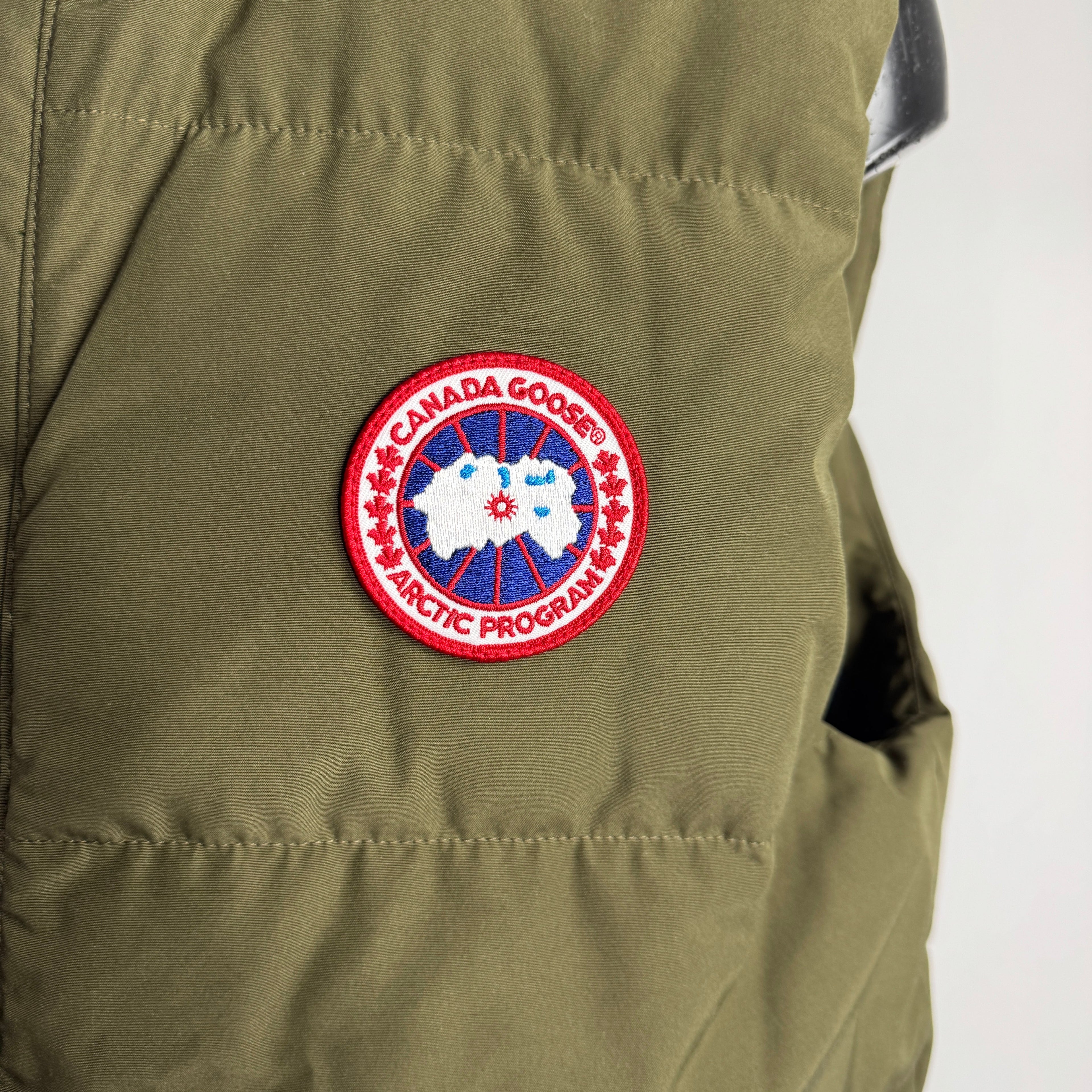 The Canada Goose Freestyle Down Gilet is a classic insulated vest designed for layering in colder conditions. It uses down