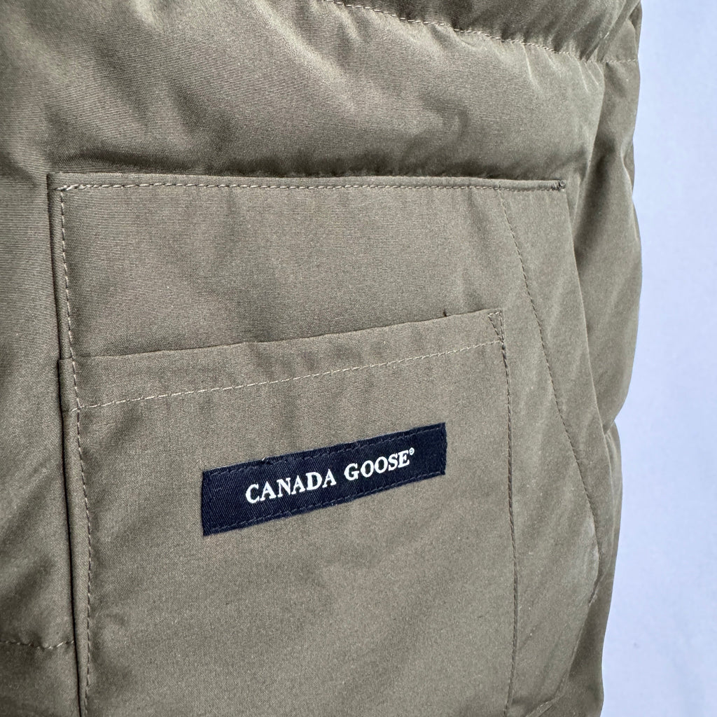 The Canada Goose Freestyle Down Gilet is a classic insulated vest designed for layering in colder conditions. It uses down