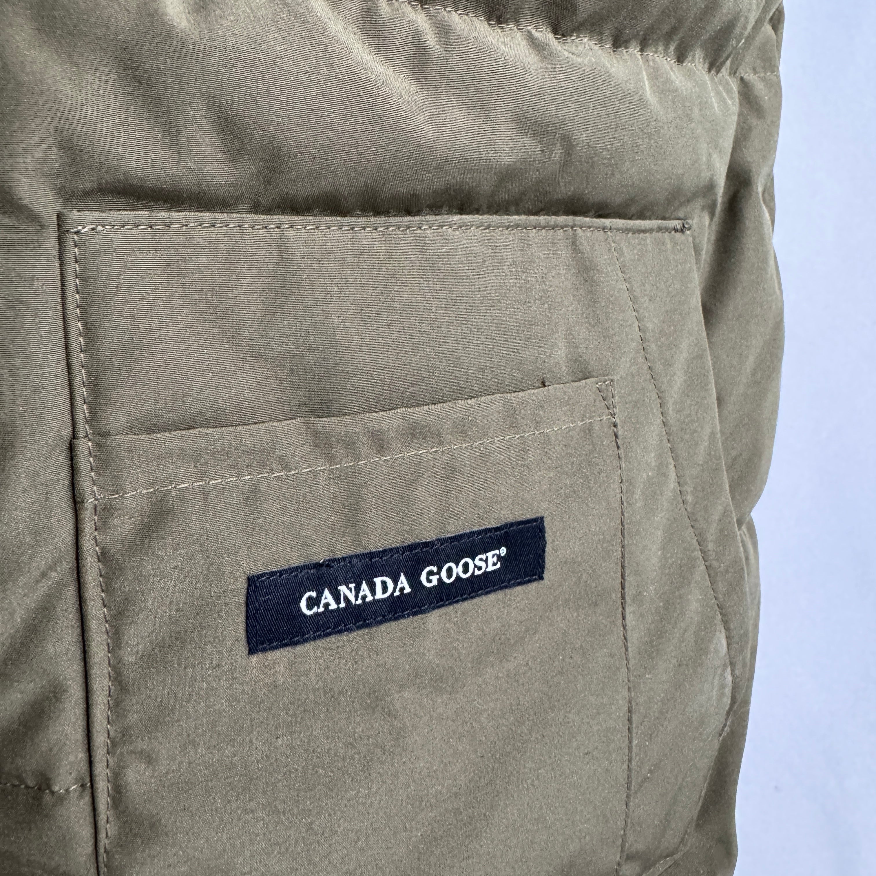The Canada Goose Freestyle Down Gilet is a classic insulated vest designed for layering in colder conditions. It uses down