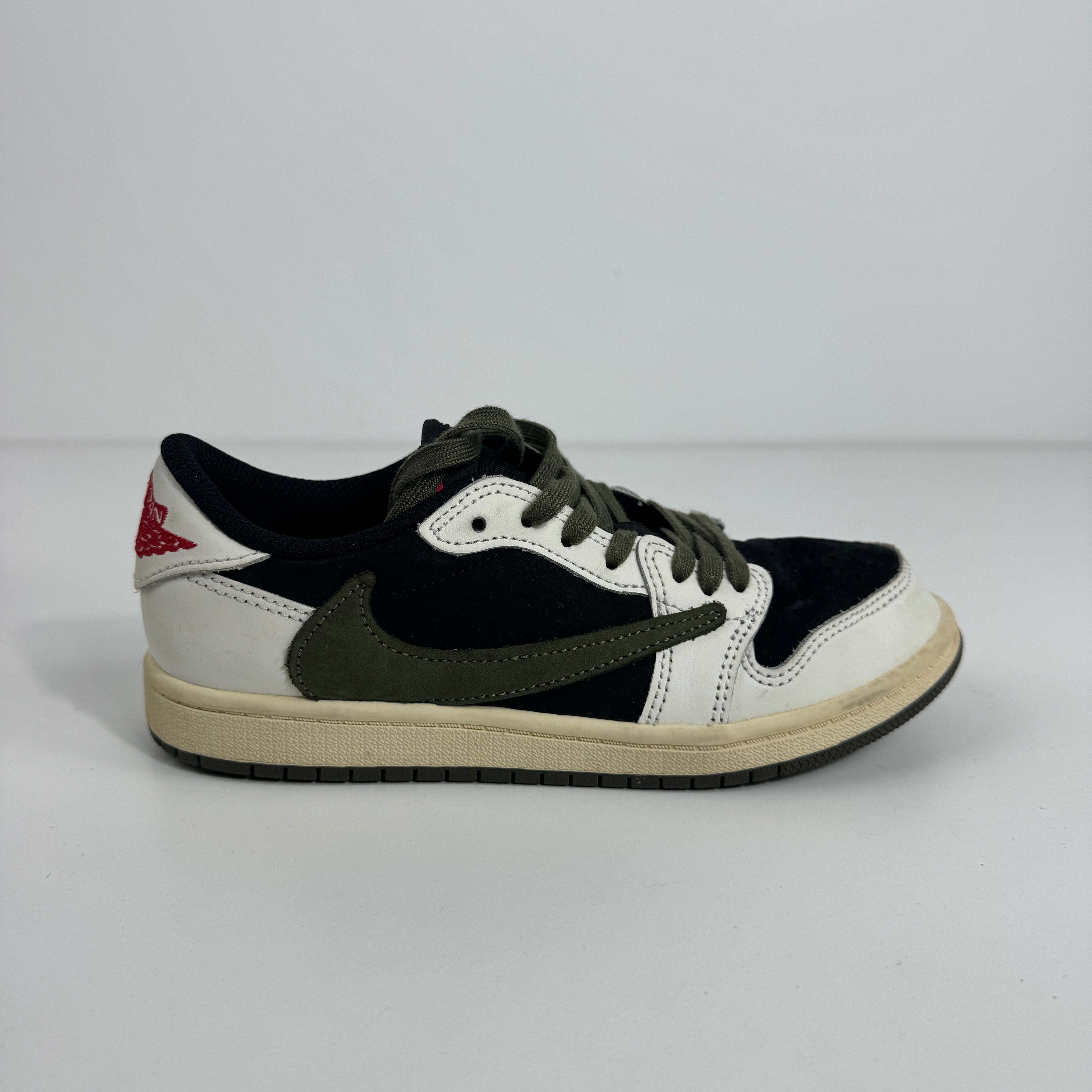 Jordan 1 Low OG SP (PS) is a preschool-sized version of the iconic Air Jordan 1 Low, featuring premium materials, classic