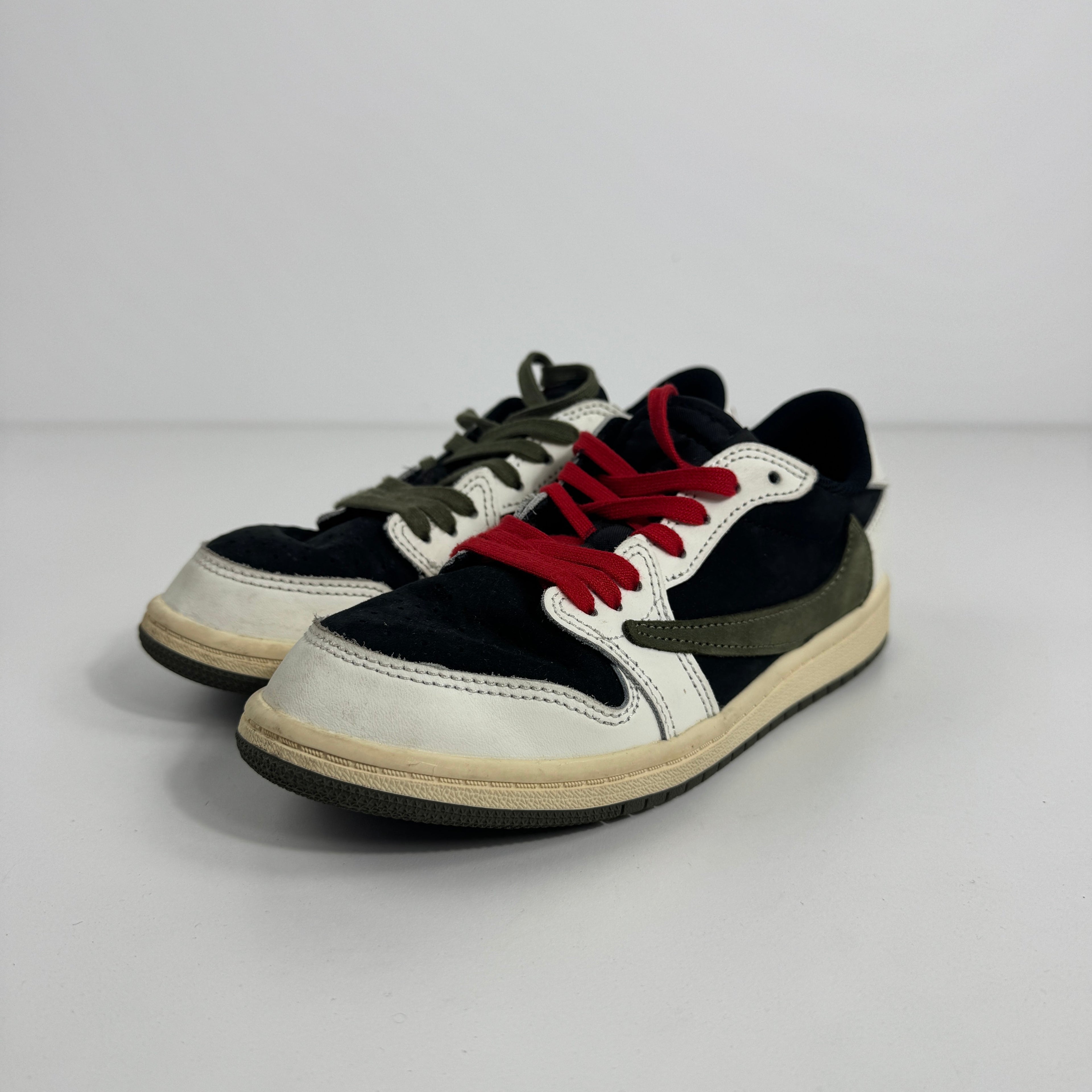 Jordan 1 Low OG SP (PS) is a preschool-sized version of the iconic Air Jordan 1 Low, featuring premium materials, classic
