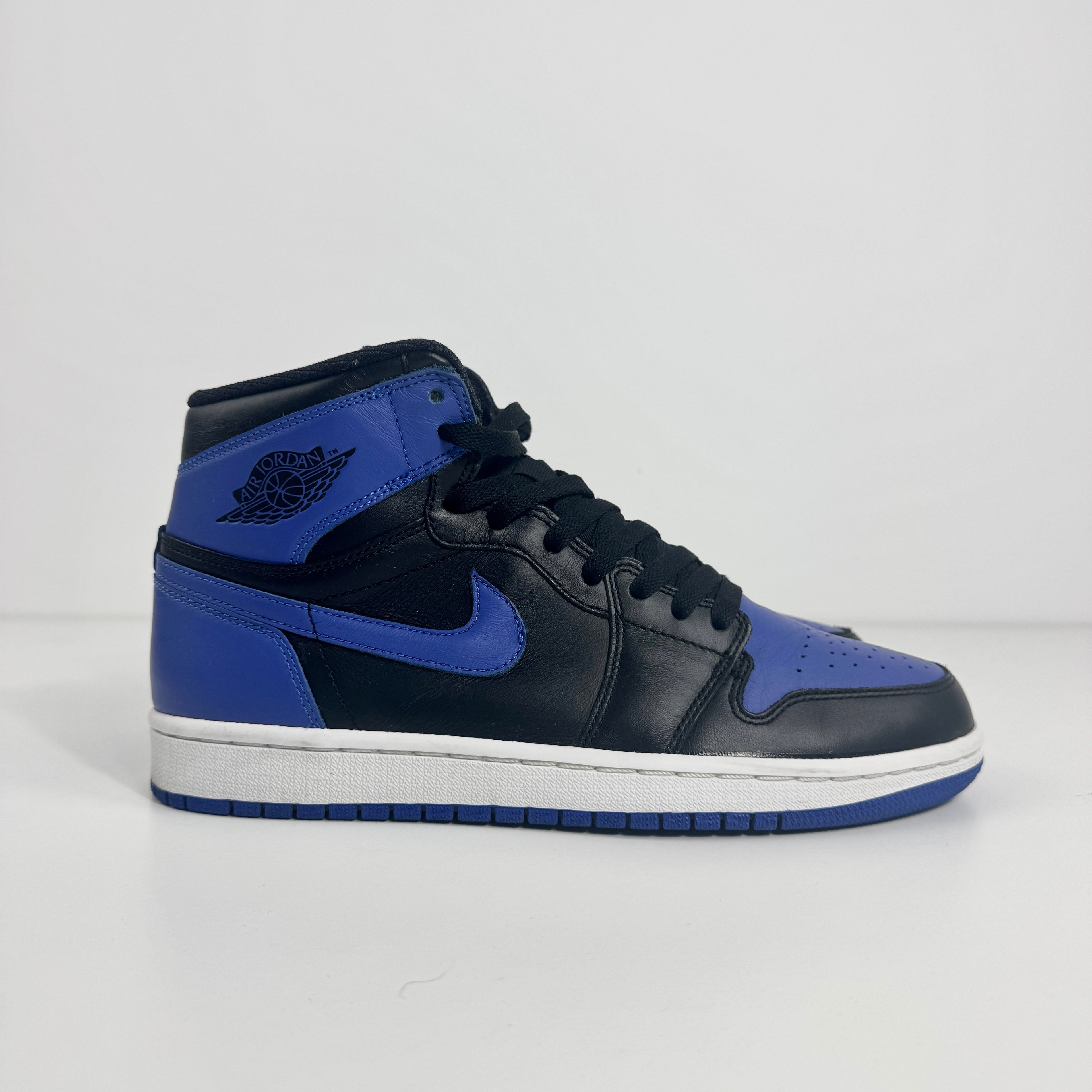 A pair of Nike trainers in black and royal blue with white midsoles and dark outsoles, shown on a plain white background.