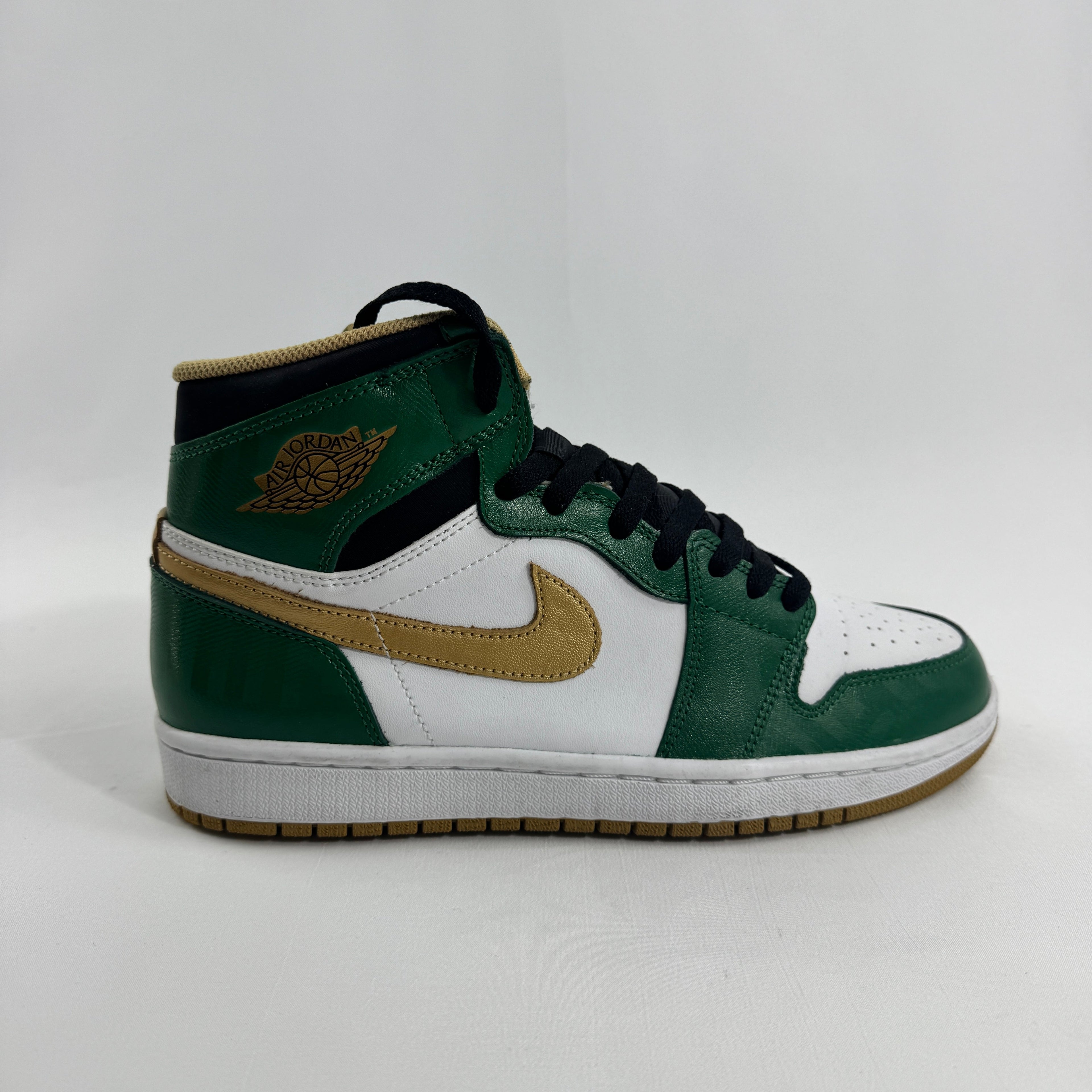 Jordan 1 Retro High Celtics pays tribute to the iconic Boston-inspired colorway with a striking combination of green, black,