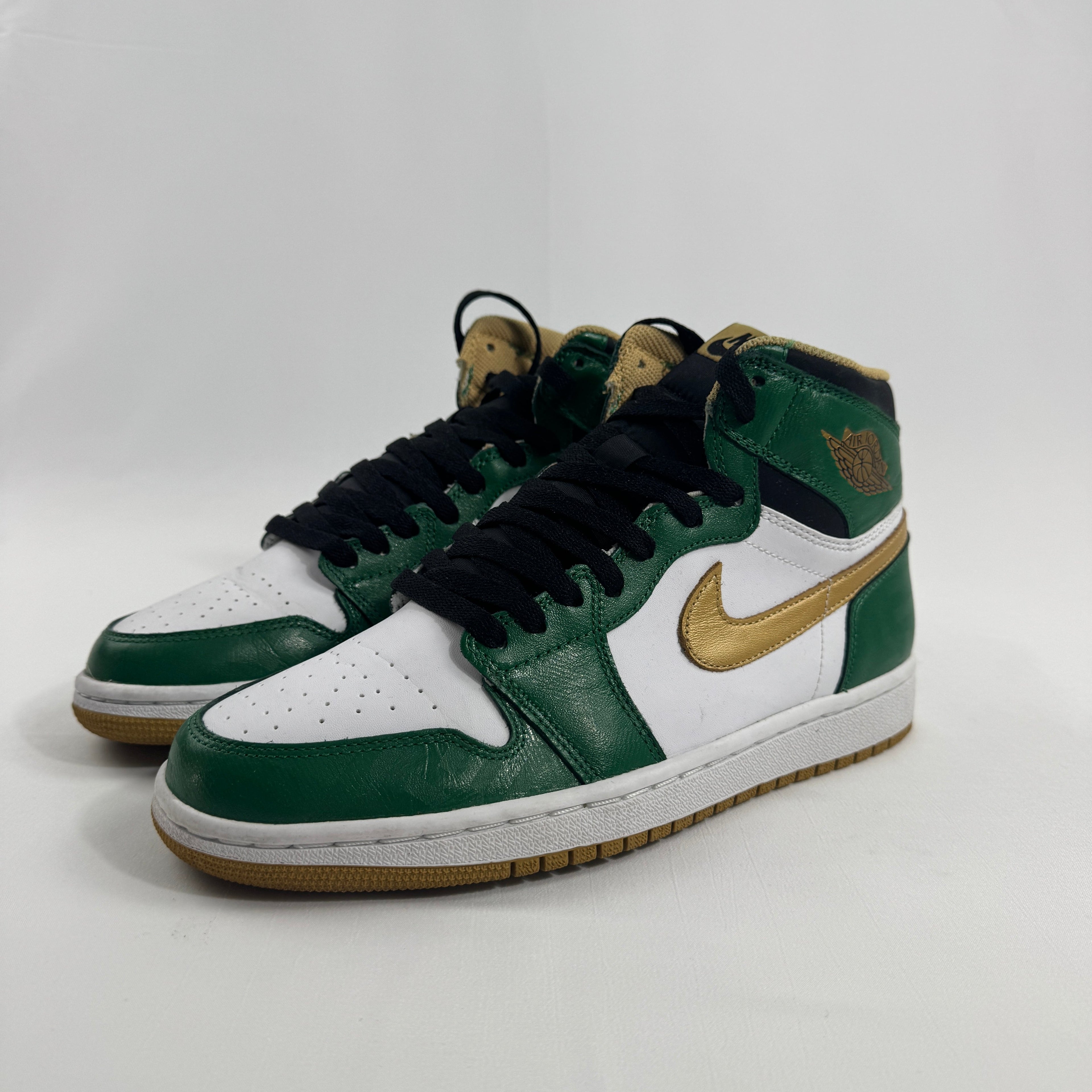 Jordan 1 Retro High Celtics pays tribute to the iconic Boston-inspired colorway with a striking combination of green, black,
