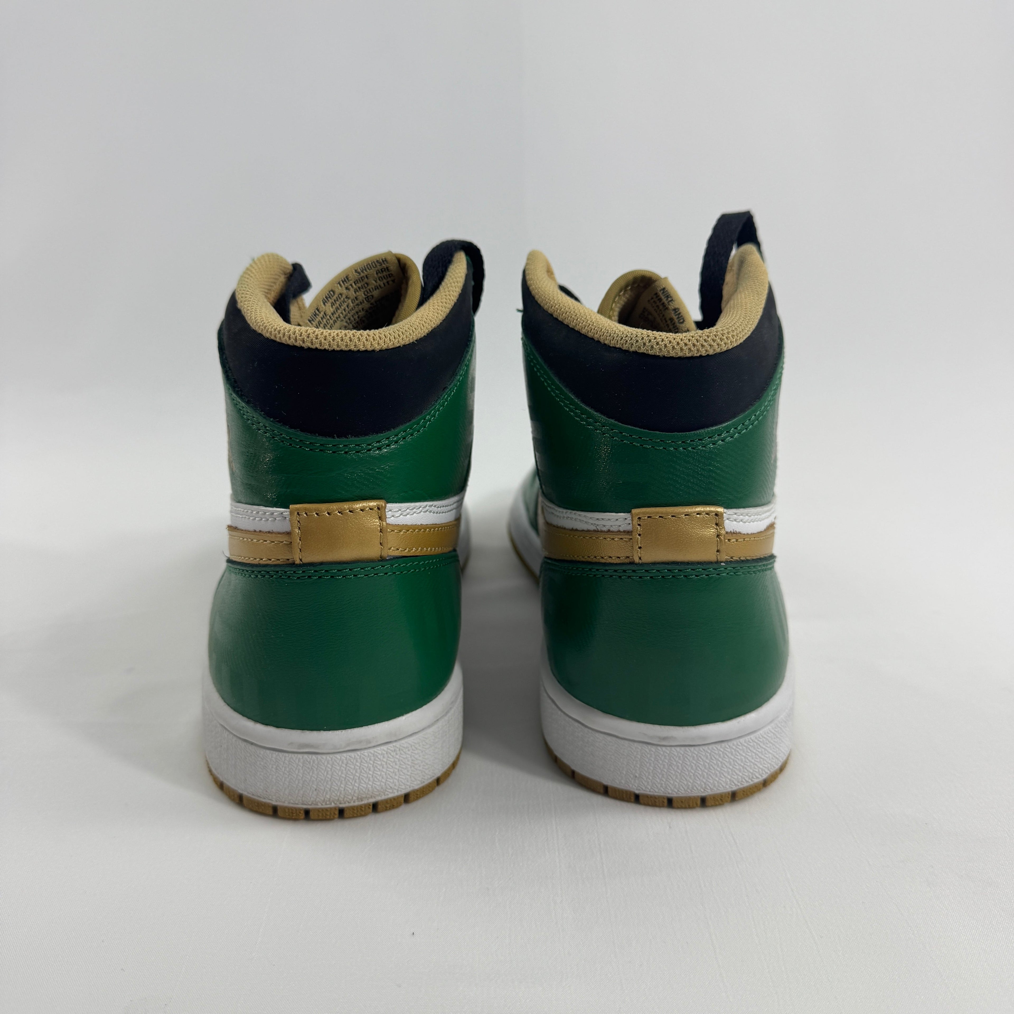 Jordan 1 Retro High Celtics pays tribute to the iconic Boston-inspired colorway with a striking combination of green, black,