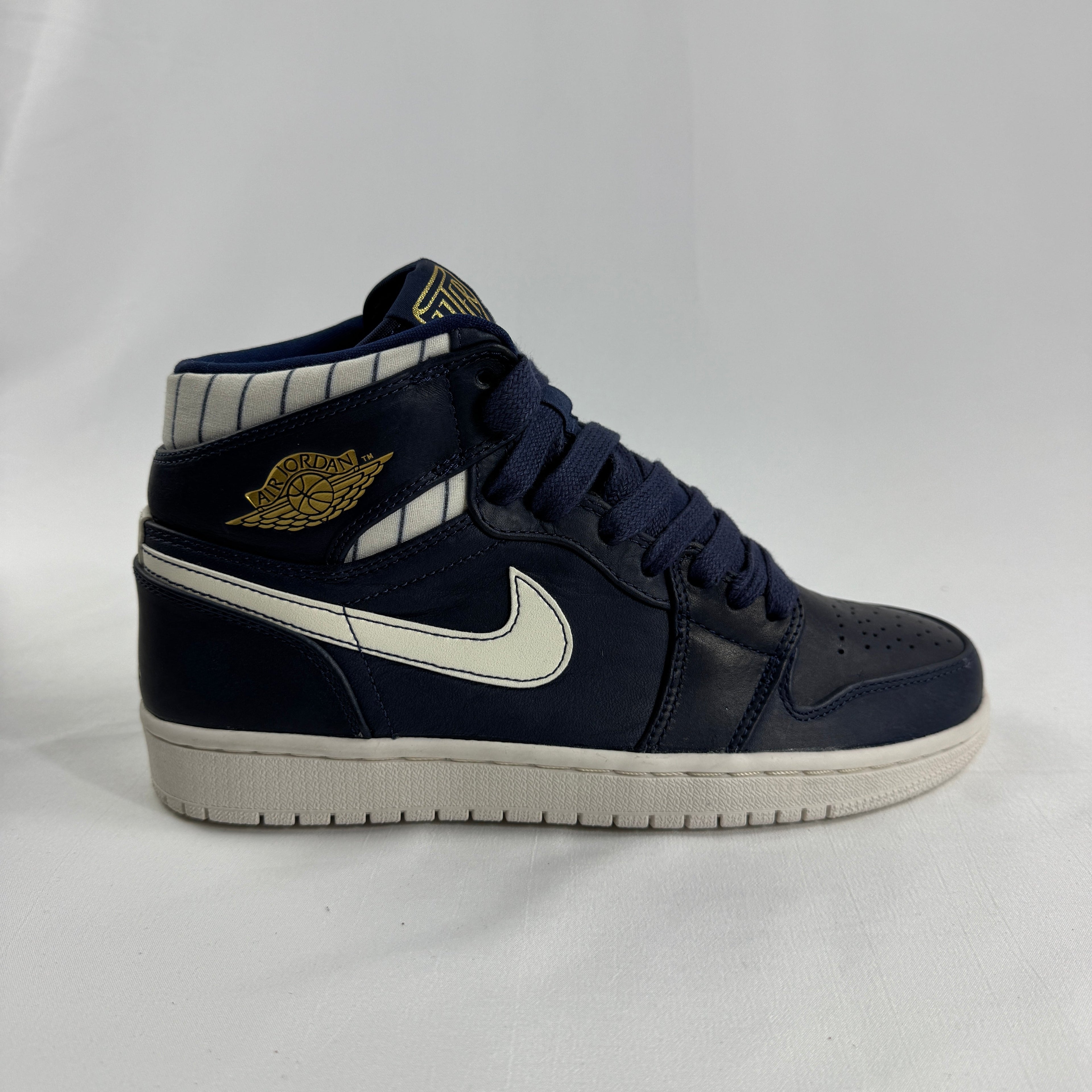 The Jordan 1 Retro High “Jeter” Navy is an extremely limited edition release inspired by baseball legend Derek Jeter. It