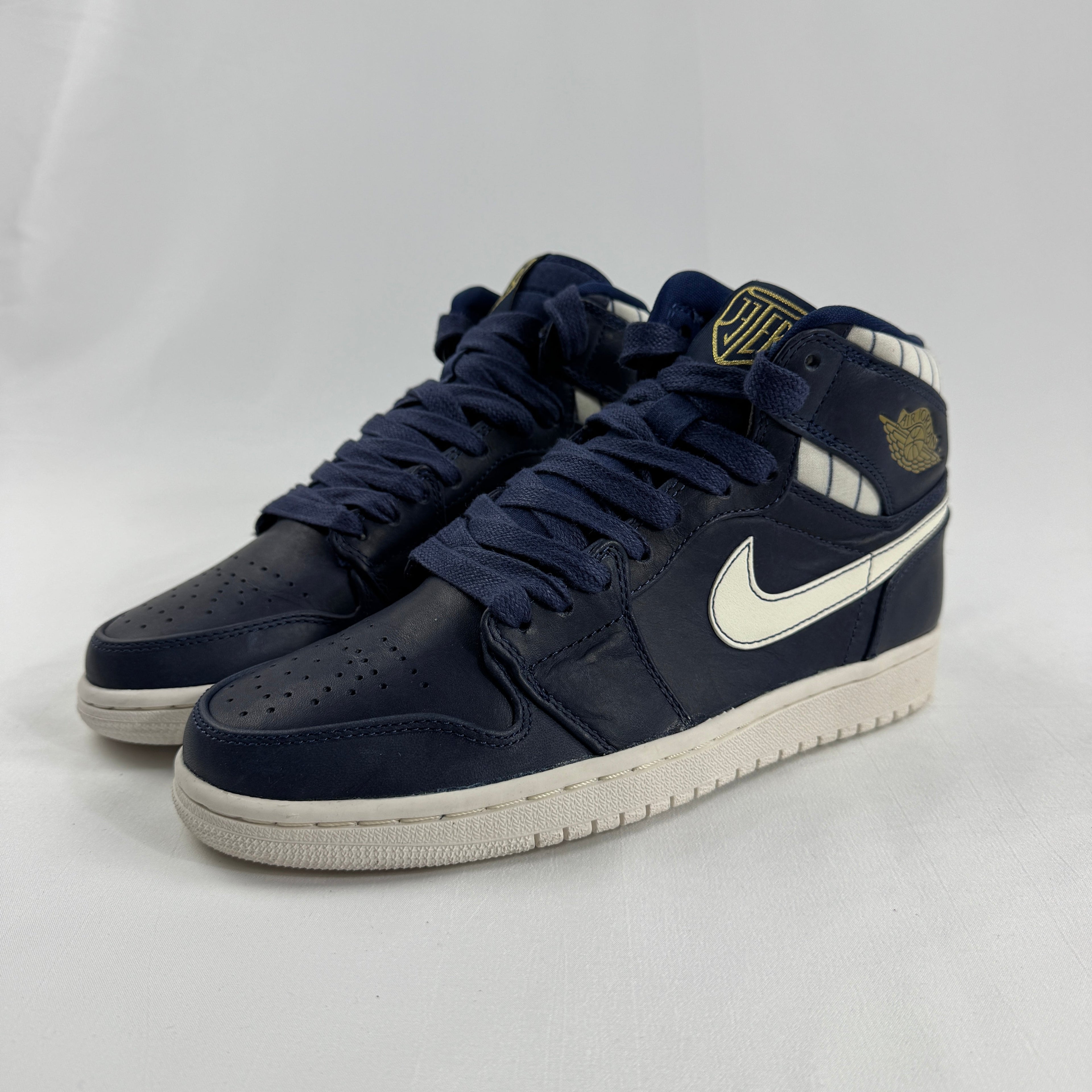 The Jordan 1 Retro High “Jeter” Navy is an extremely limited edition release inspired by baseball legend Derek Jeter. It