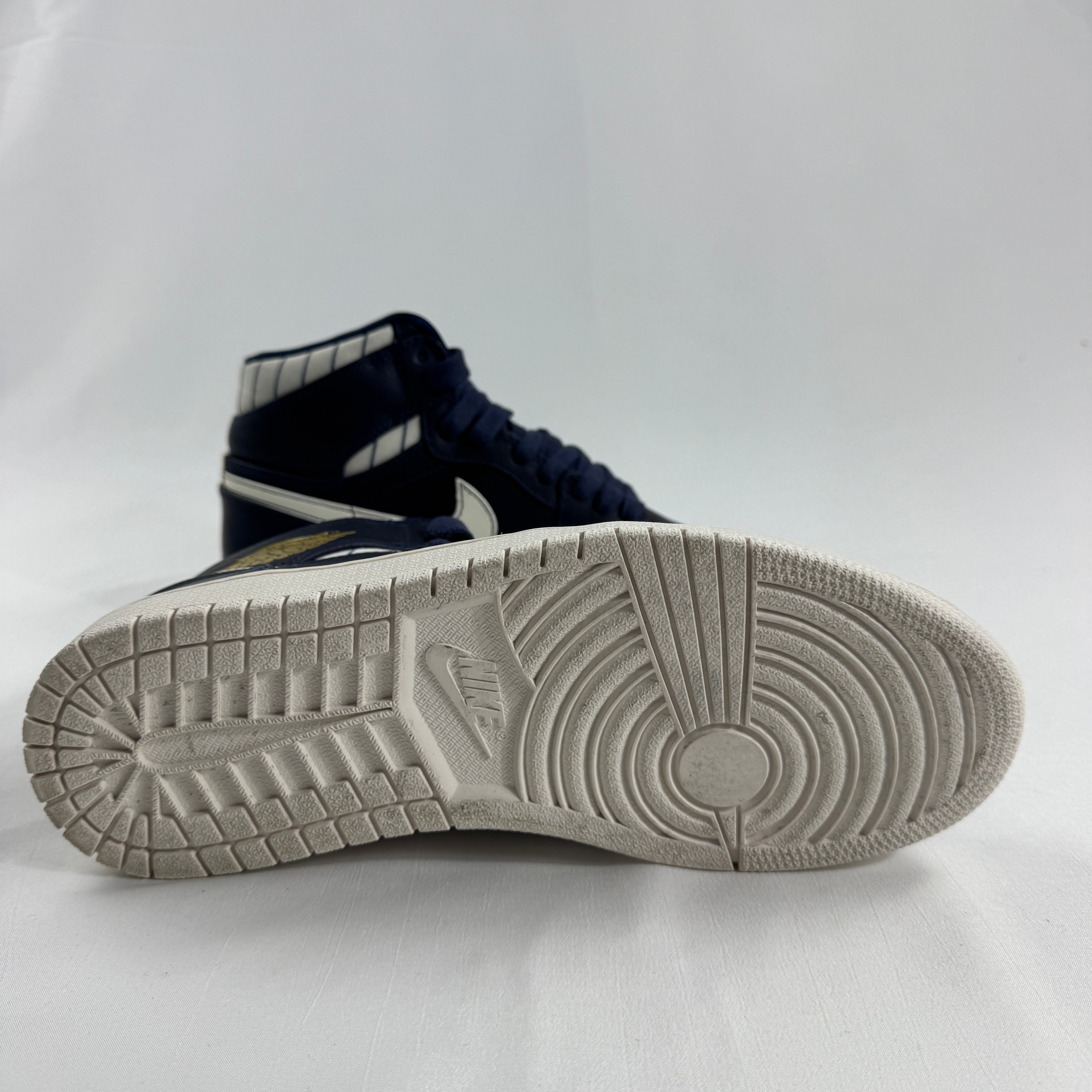 The Jordan 1 Retro High “Jeter” Navy is an extremely limited edition release inspired by baseball legend Derek Jeter. It