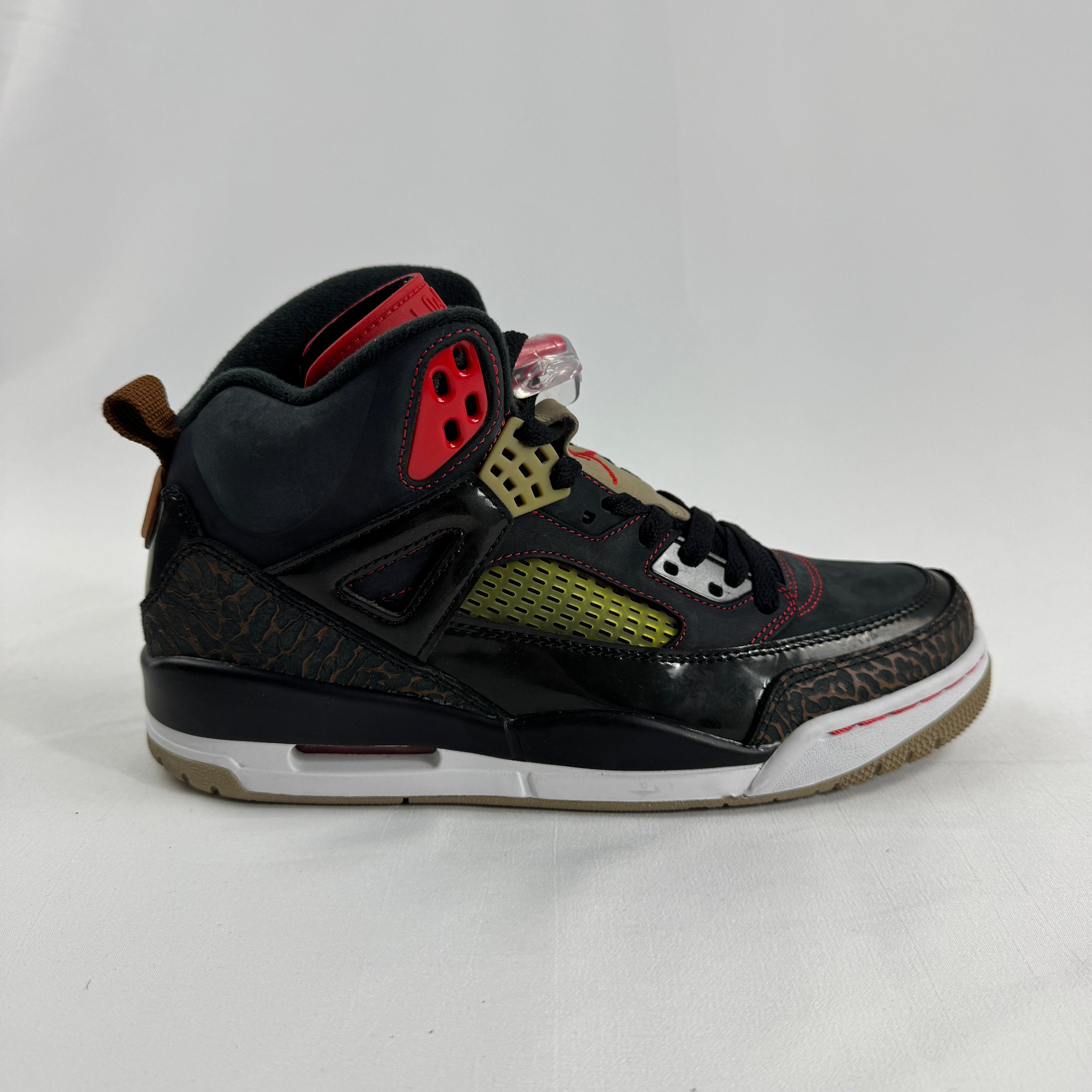The Air Jordan Spizike “New York Knicks” is a hybrid sneaker combining design elements from several classic Jordan models,