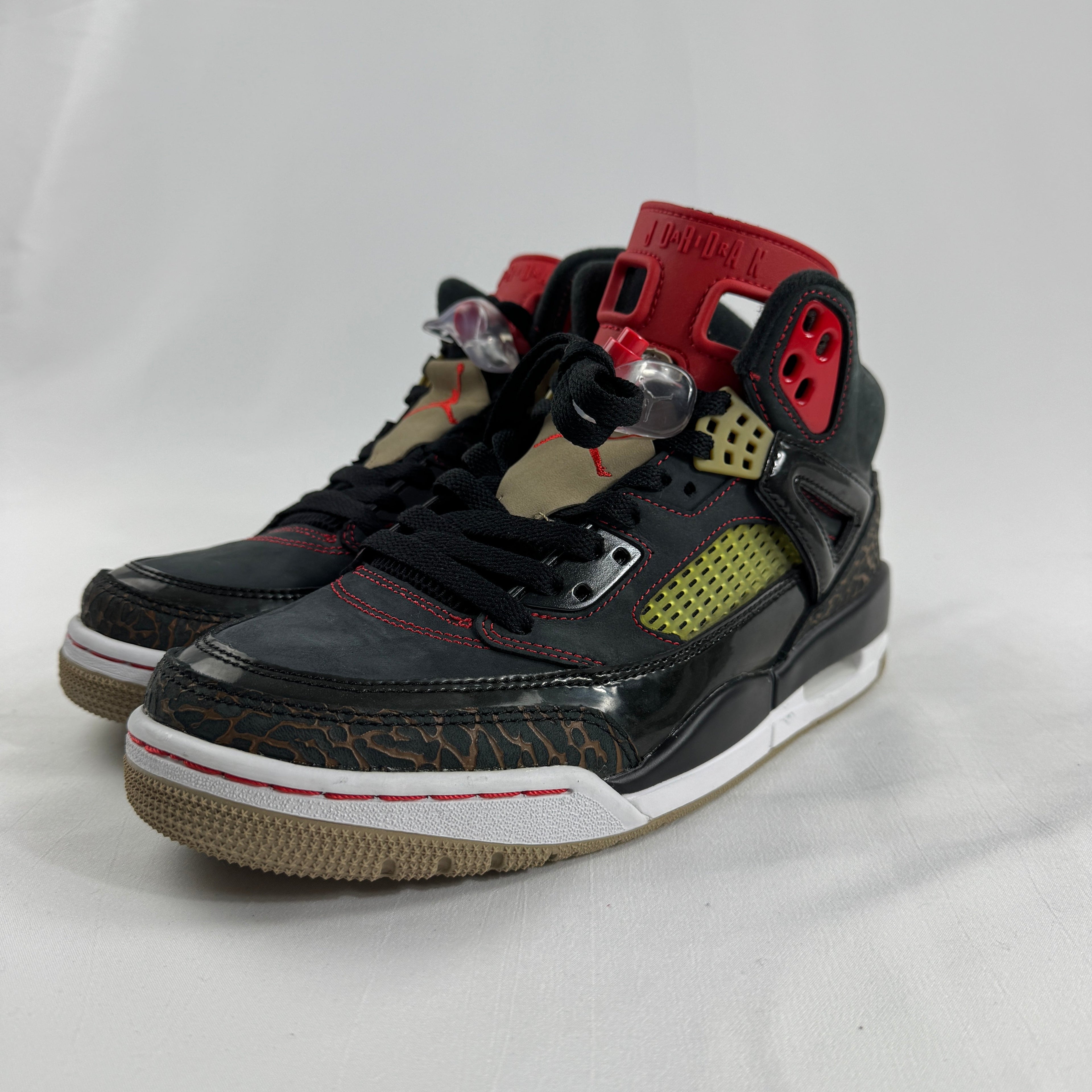 The Air Jordan Spizike “New York Knicks” is a hybrid sneaker combining design elements from several classic Jordan models,