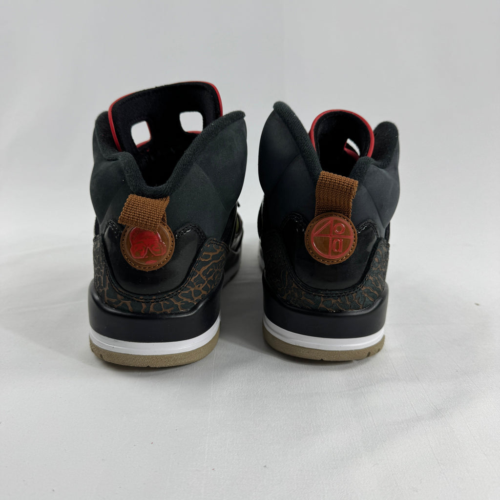 The Air Jordan Spizike “New York Knicks” is a hybrid sneaker combining design elements from several classic Jordan models,
