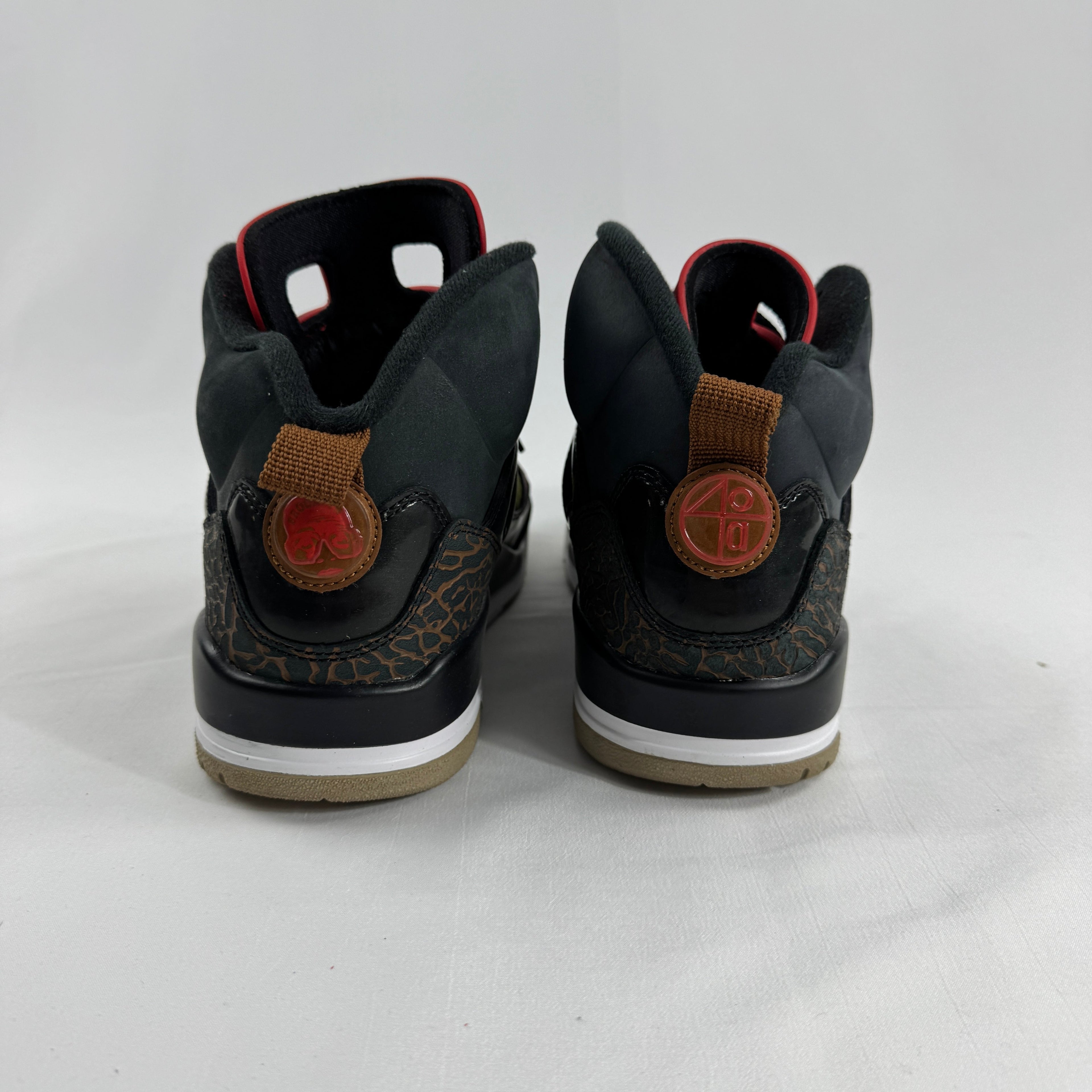 The Air Jordan Spizike “New York Knicks” is a hybrid sneaker combining design elements from several classic Jordan models,