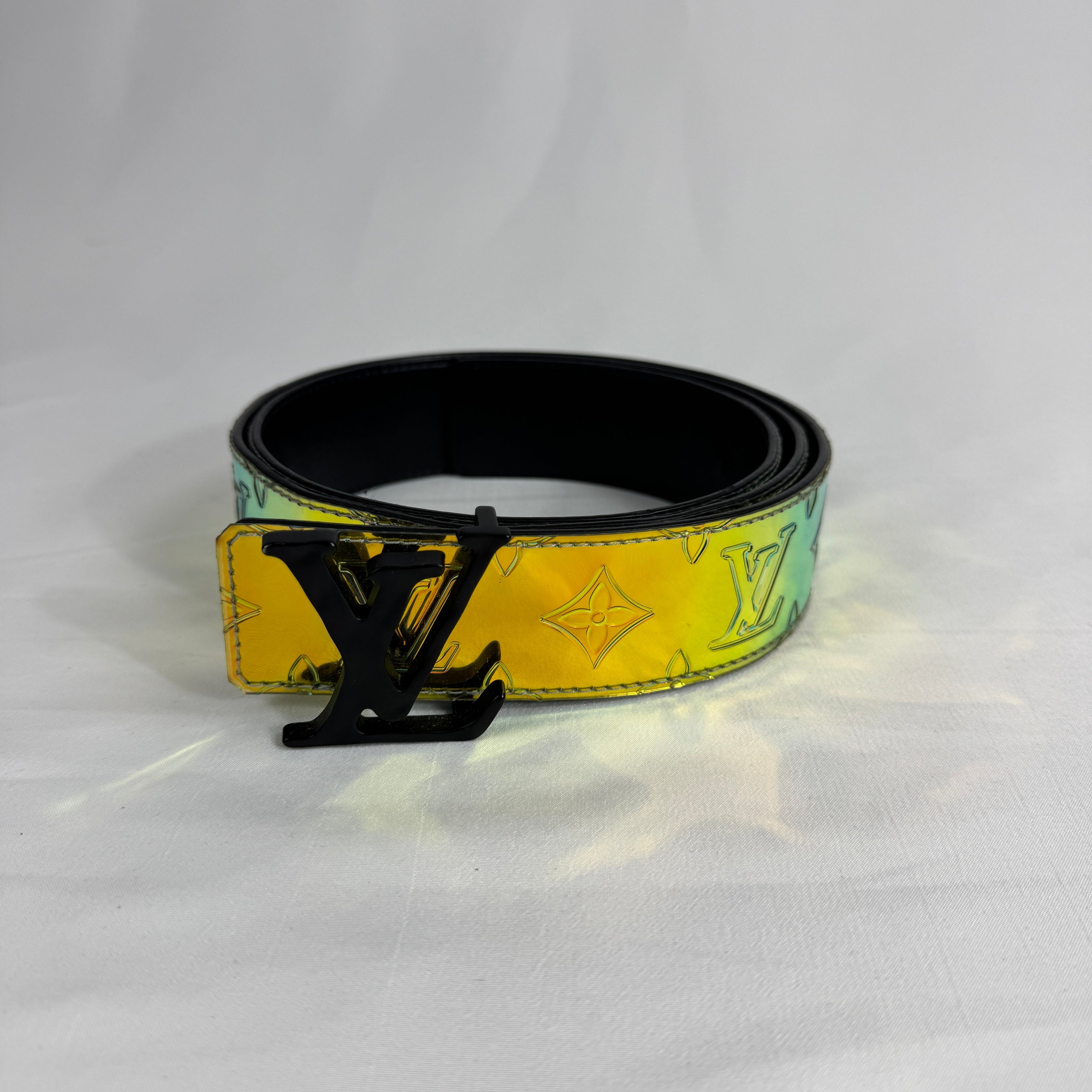 The Louis Vuitton LV Shape Reversible Belt Monogram is a premium leather belt featuring a reversible design with Monogram