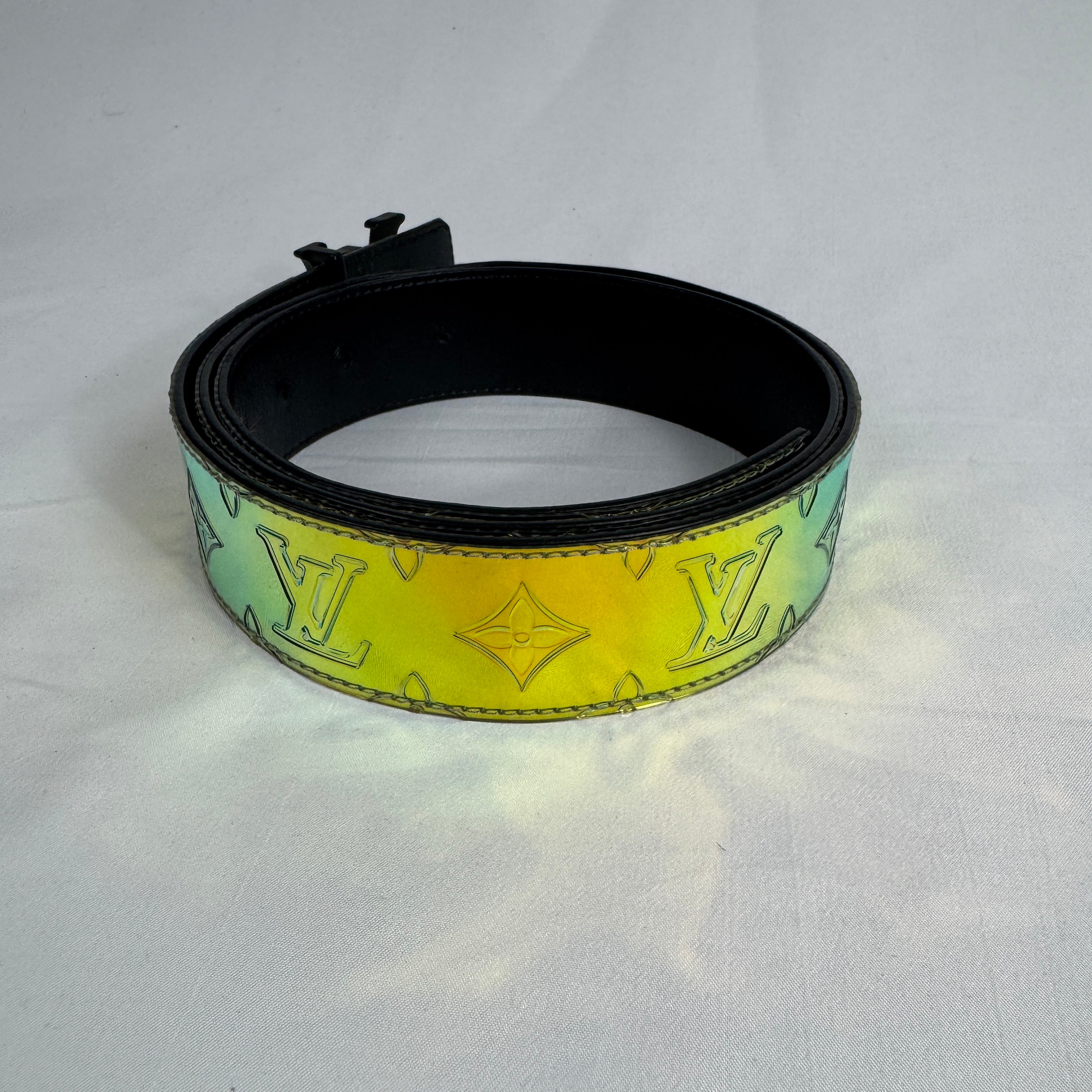 The Louis Vuitton LV Shape Reversible Belt Monogram is a premium leather belt featuring a reversible design with Monogram