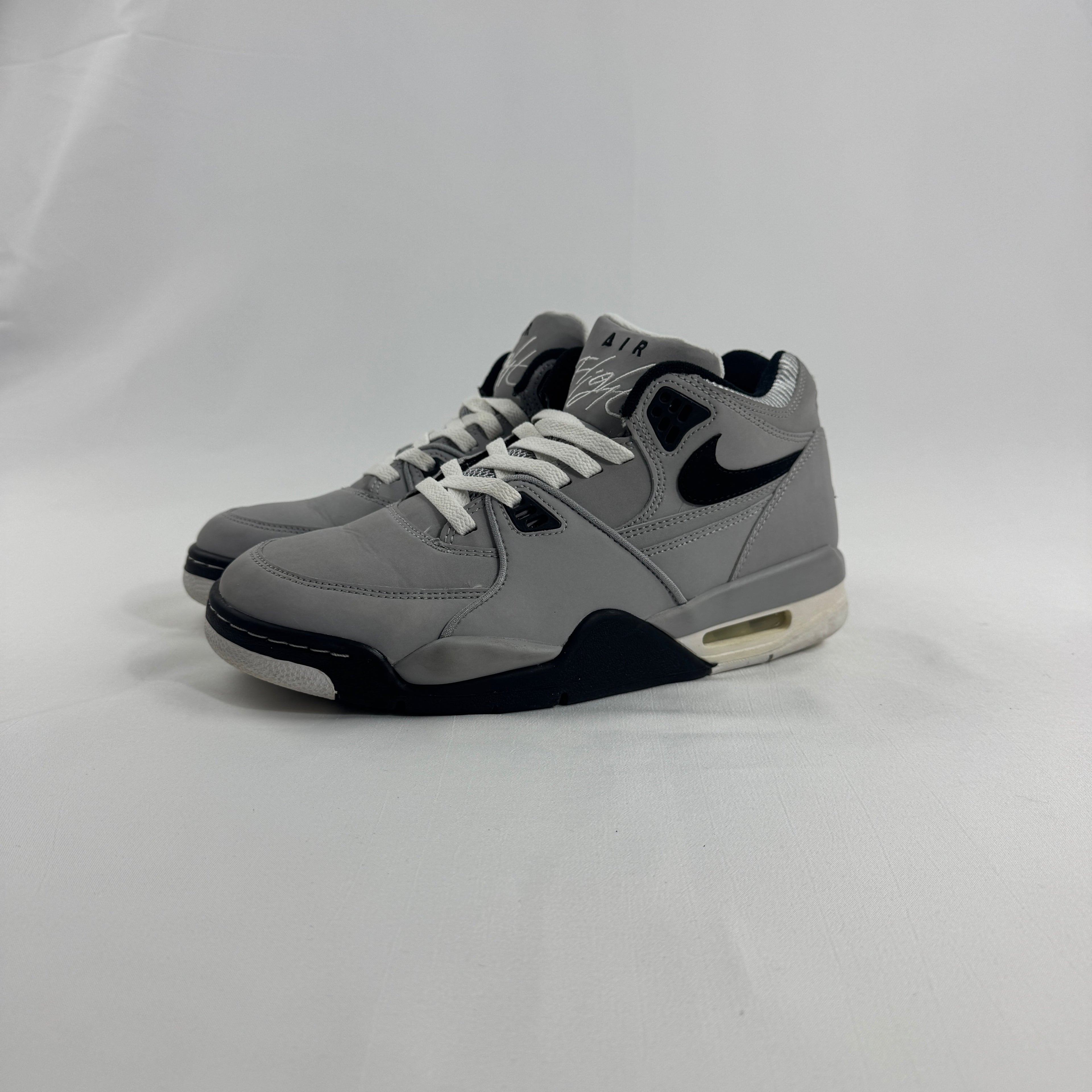 Nike Air Flight 89 is a retro basketball sneaker inspired by late-80s court style. Featuring a durable leather upper,