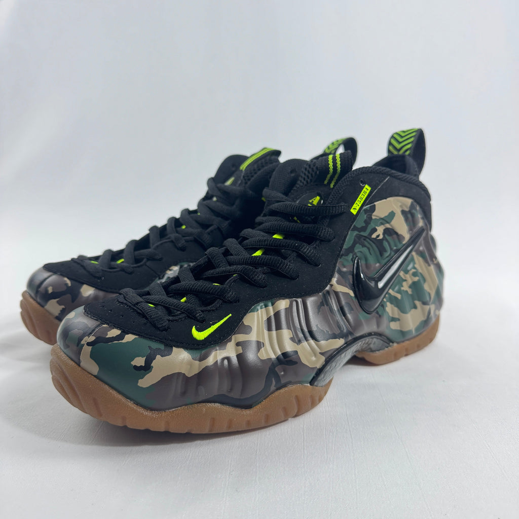 Nike Air Foamposite Pro Army Camo is a bold military-inspired take on the iconic Foamposite Pro silhouette. Featuring a