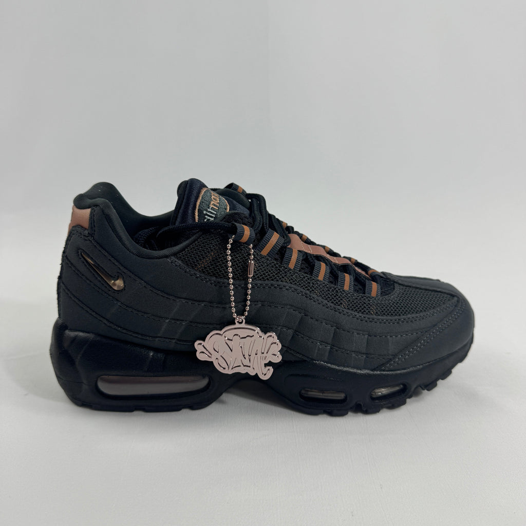 Nike Air Max 95 Syna combines the iconic layered design of the Nike Air Max 95 Syna with a fresh streetwear-inspired