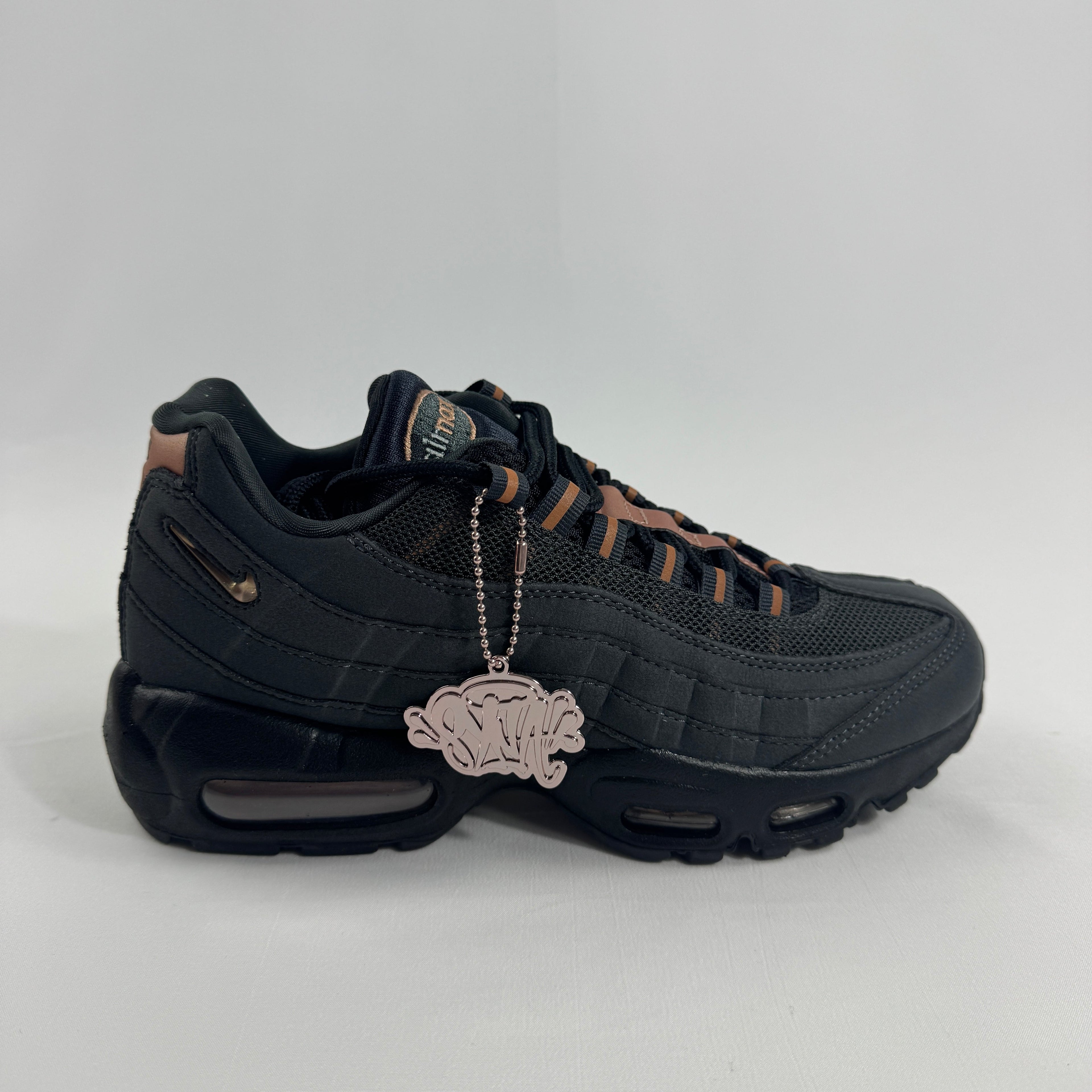 Nike Air Max 95 Syna combines the iconic layered design of the Nike Air Max 95 Syna with a fresh streetwear-inspired