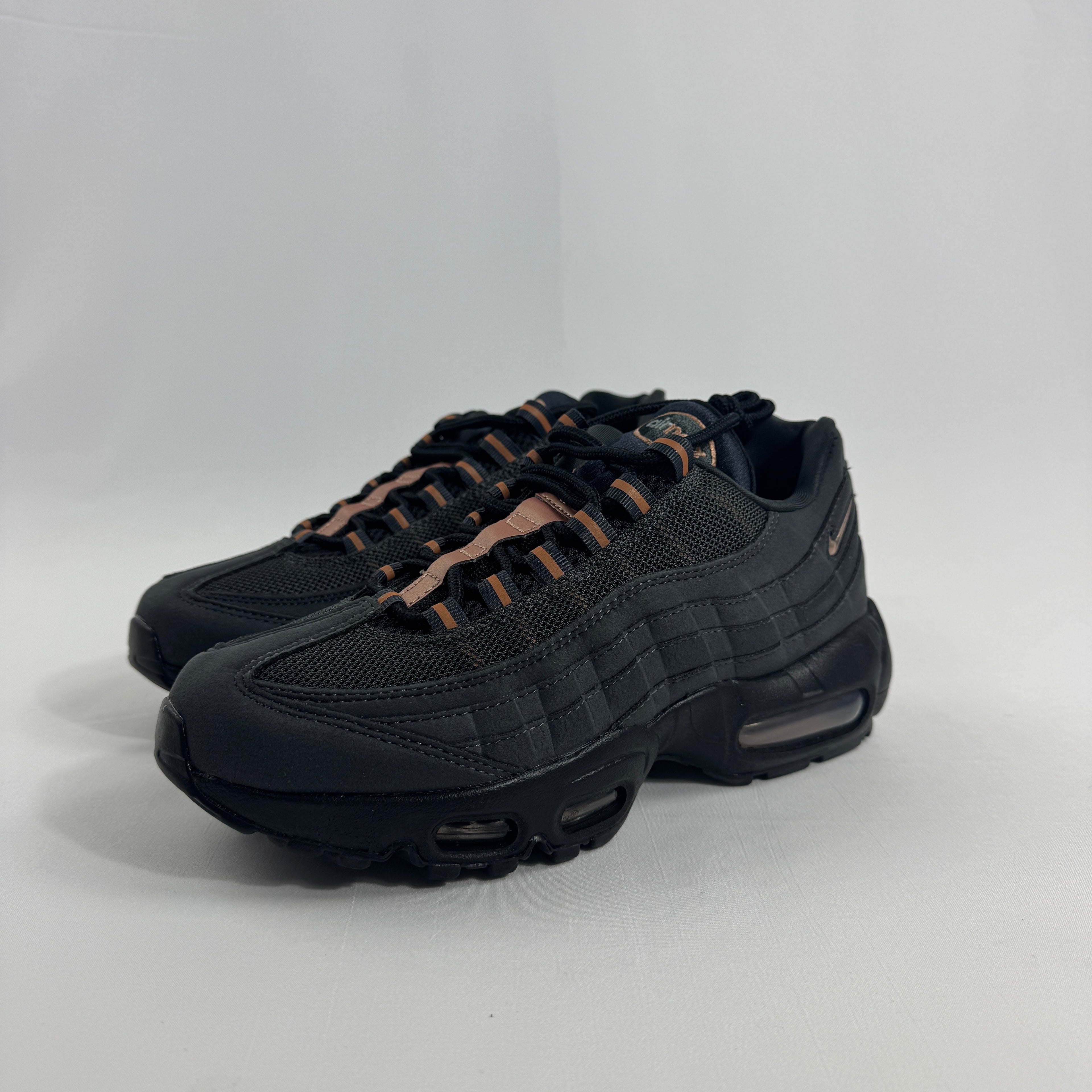 Nike Air Max 95 Syna combines the iconic layered design of the Nike Air Max 95 Syna with a fresh streetwear-inspired