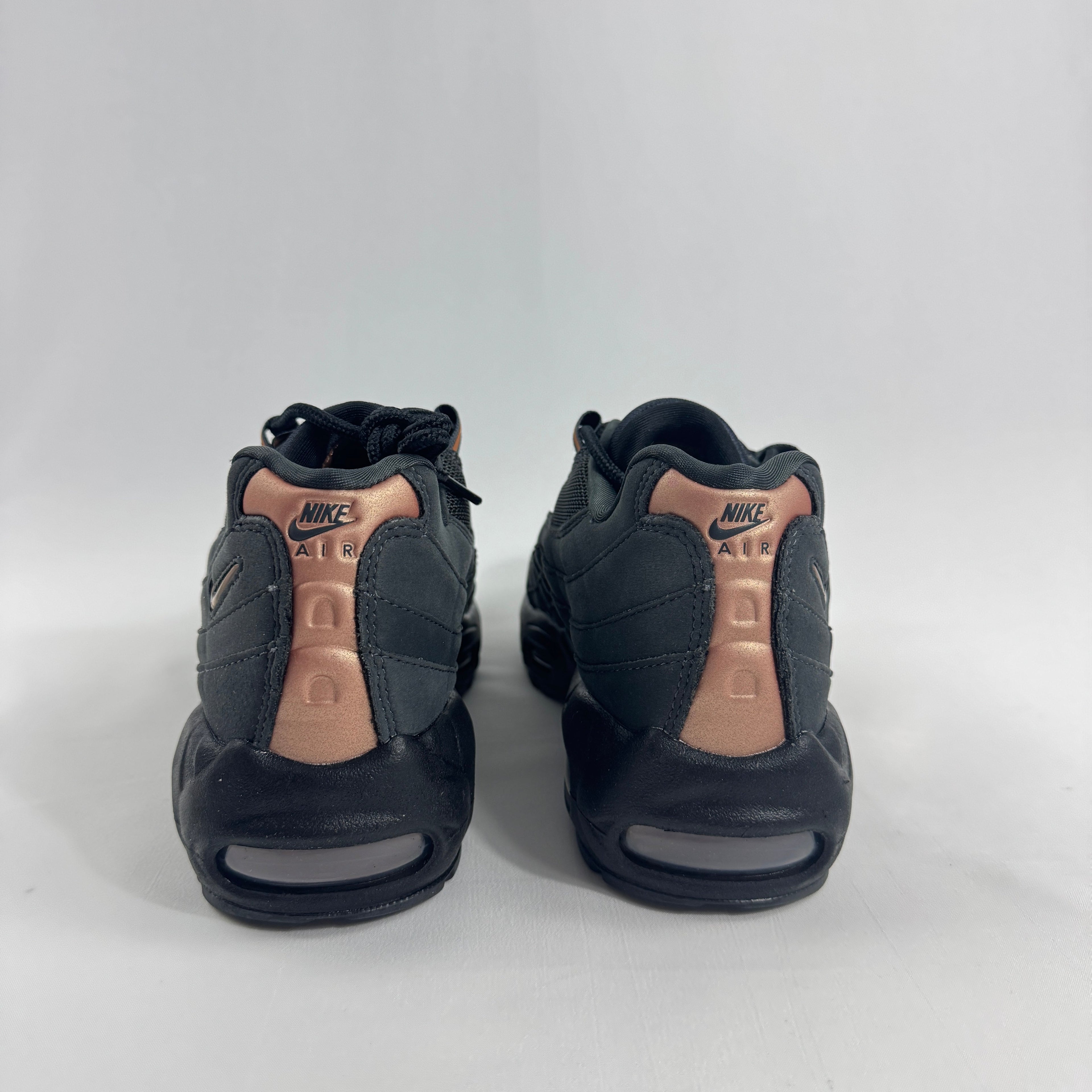 Nike Air Max 95 Syna combines the iconic layered design of the Nike Air Max 95 Syna with a fresh streetwear-inspired