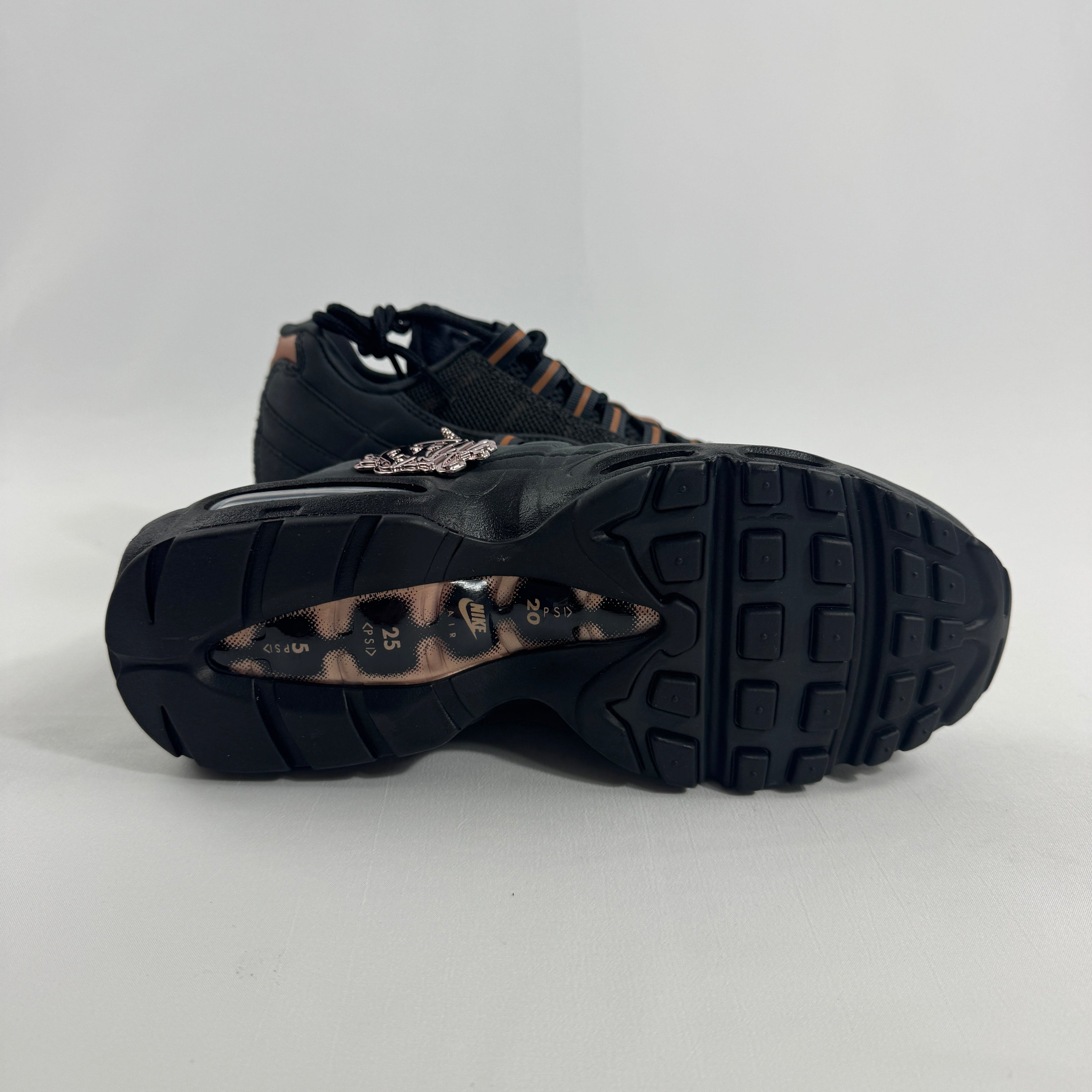Nike Air Max 95 Syna combines the iconic layered design of the Nike Air Max 95 Syna with a fresh streetwear-inspired