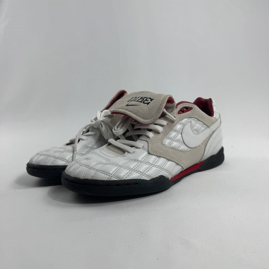 Nike Air Zoom Tiempo combines the legendary Tiempo heritage with modern Zoom Air technology for enhanced comfort and