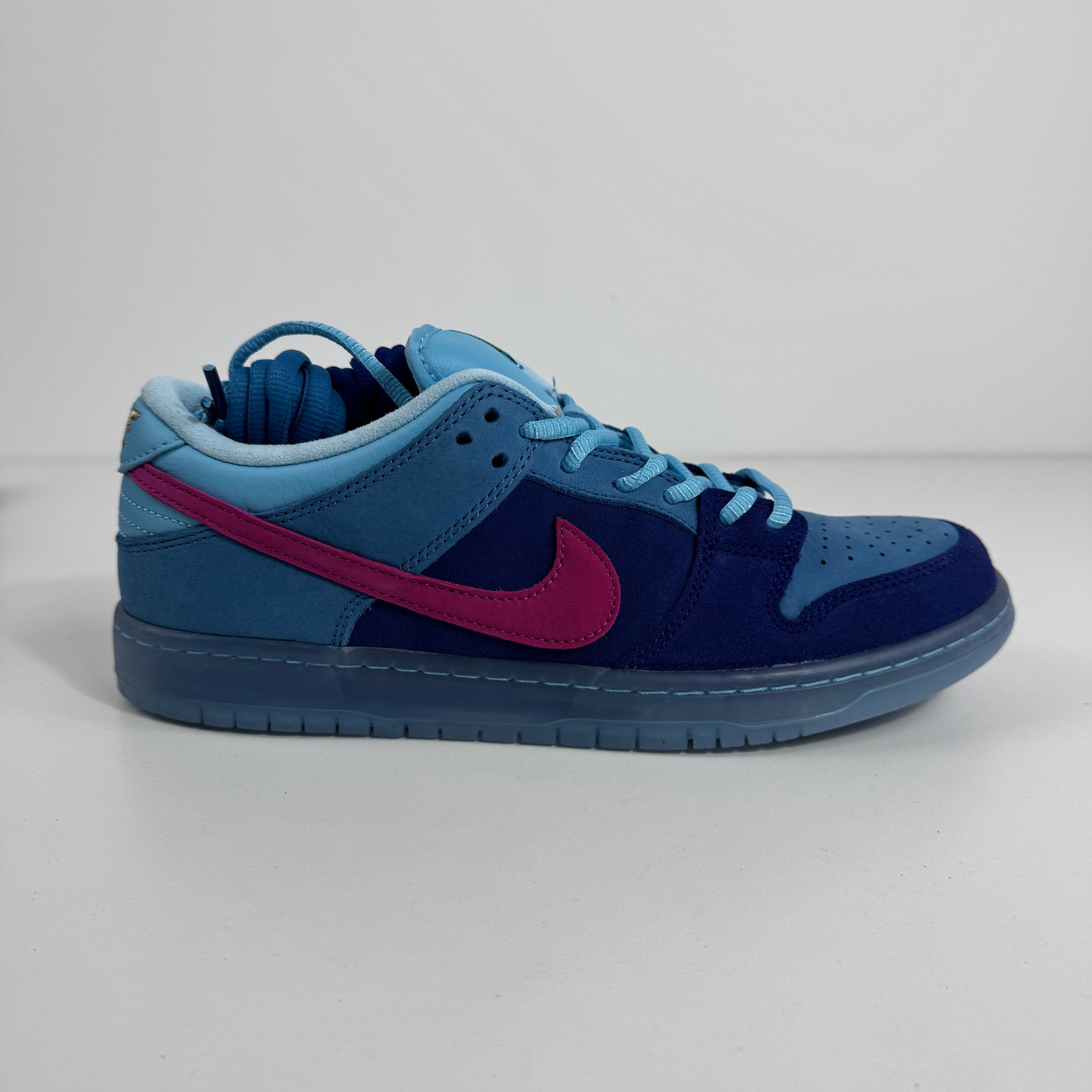 Nike SB Dunk Low Pro QS is a premium Quick Strike (QS) edition of the iconic SB Dunk, designed with exclusive materials,